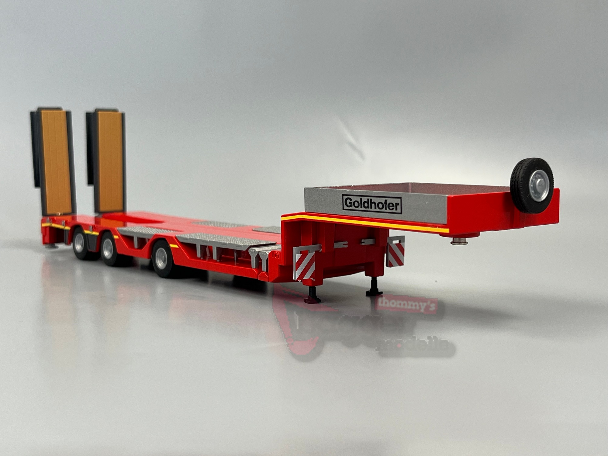 98040/01 - Conrad - 3achs Goldhofer Stepstar Semi Auflieger mit Radmulden in rot