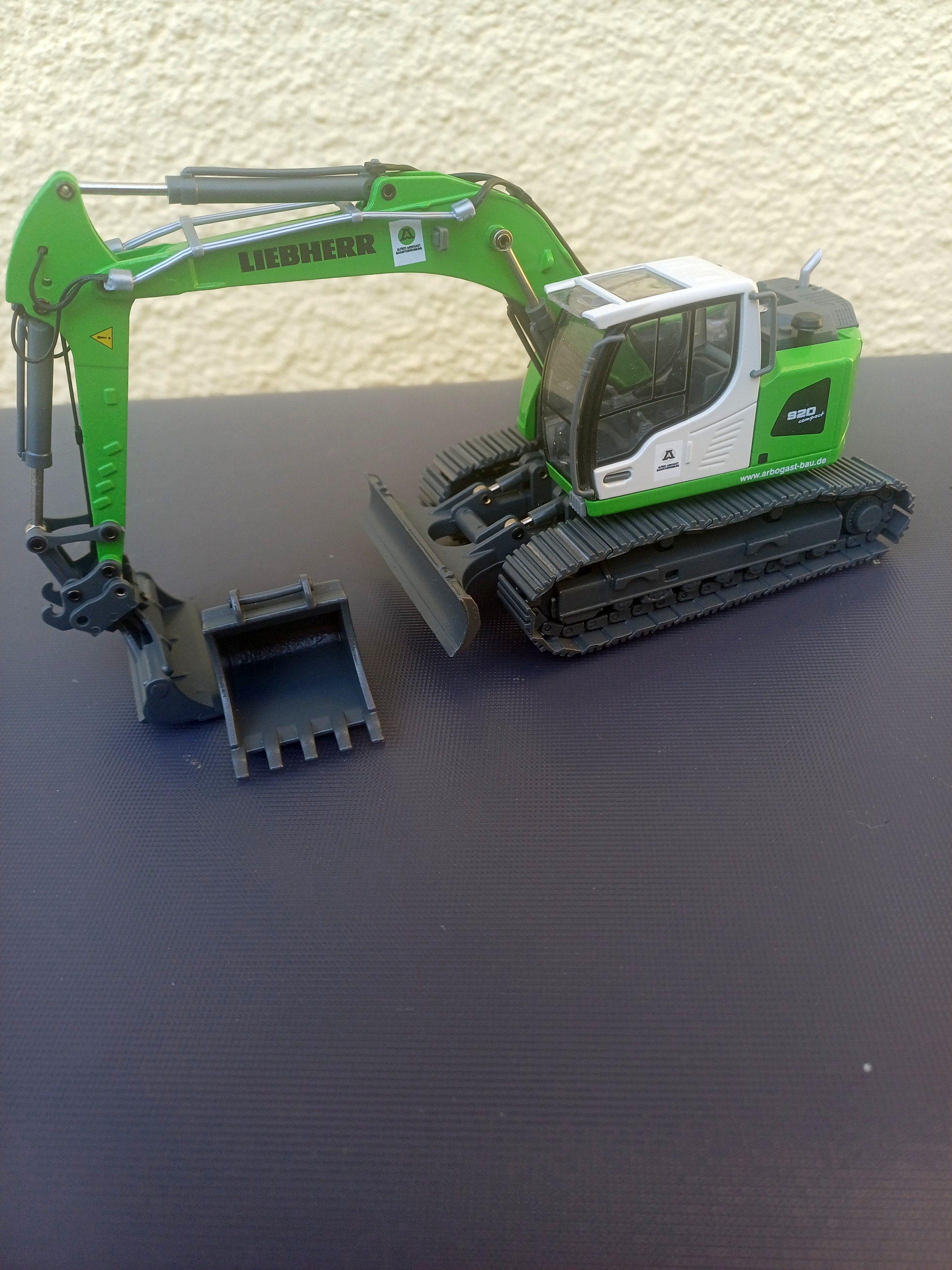 2206-1 -Thommys - Liebherr R 920 Compact  Monoblockausleger mit Böschungslöffel und Schaufel - Arbogast
