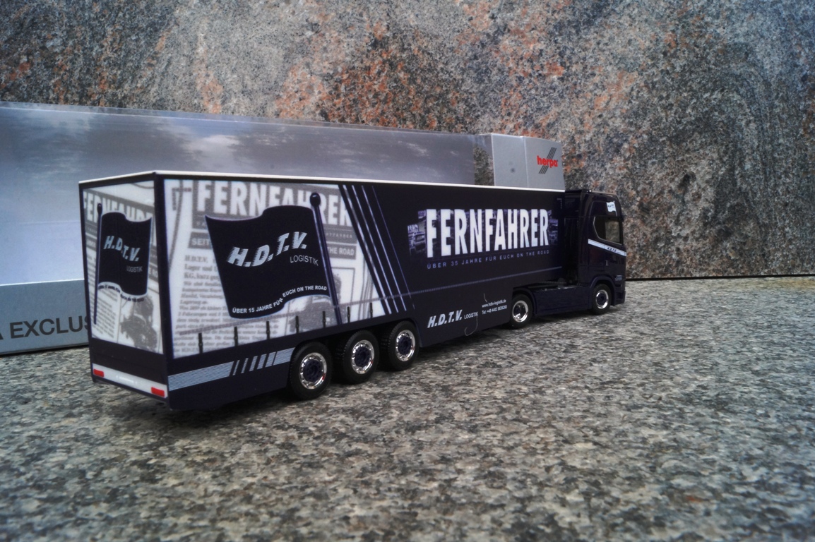 936040 - Herpa -Scania CS 20 HD Gardinenplanen Sattelzug ""H.D.T.V. Fernfahrer"