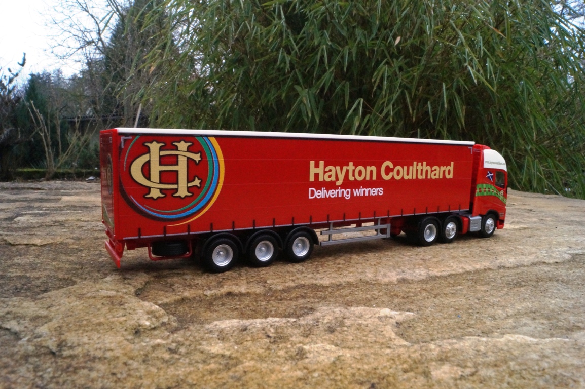 306485 - Herpa  - Volvo FH Gl. XL Gardinenplanen-Sattelzug „Coulthard“ (GB)