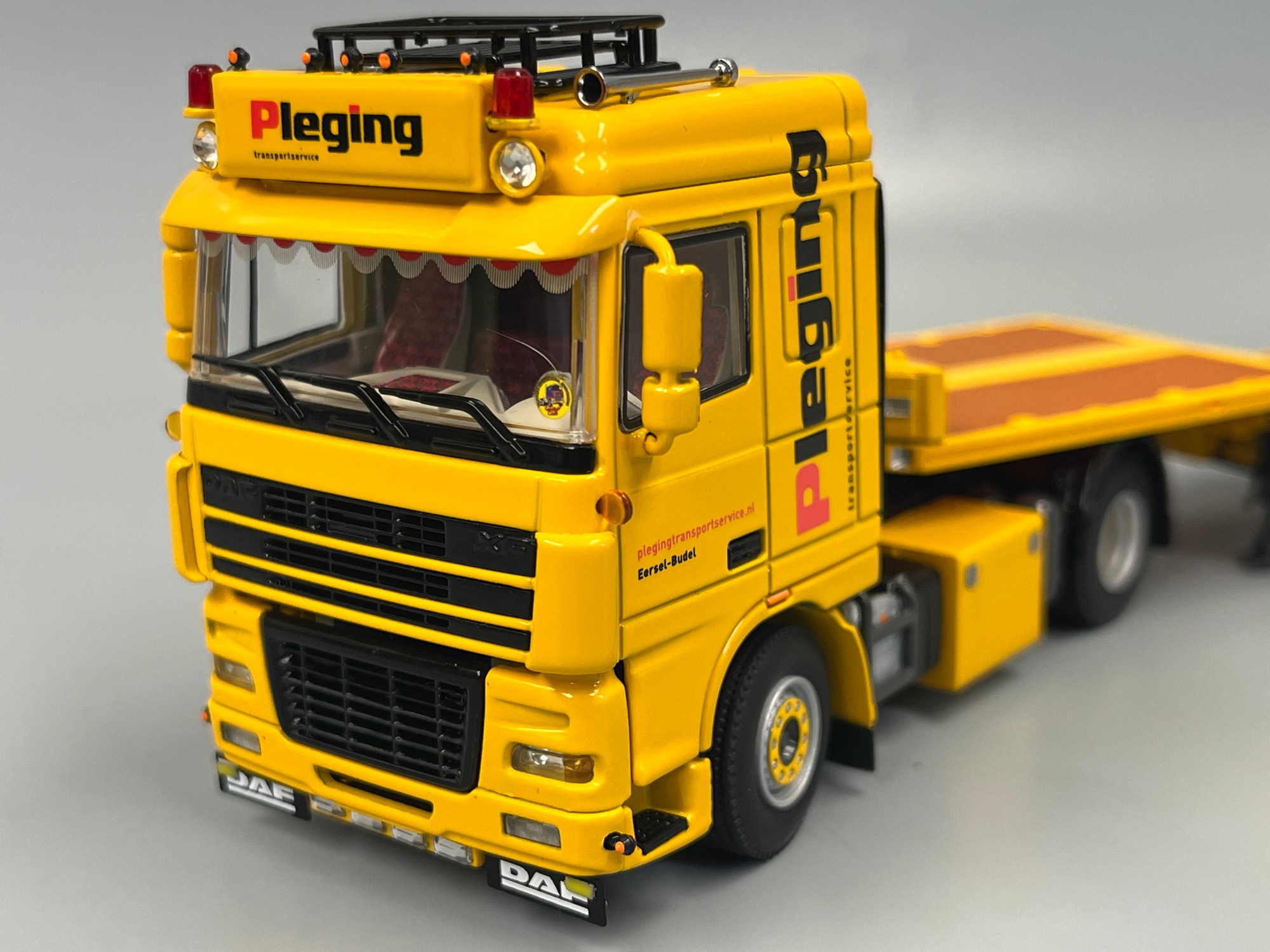 01-5172 - WSI - DAF XF95 Space Cab 4x2 mit 3achs Tiefladerauflieger und 2FT Container - Pleging - NL
