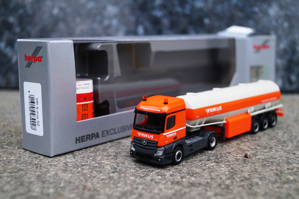 939027 - Herpa - Mercedes Benz Actros Steamspace 2.3 Benzintank Sattelzug "Frikus A"