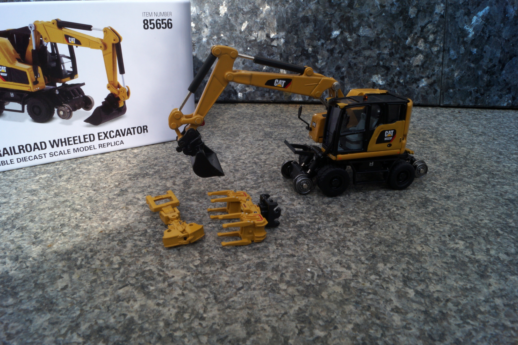 85656 -DCM -CAT M 323 F Zweiwegebagger "CAT gelb