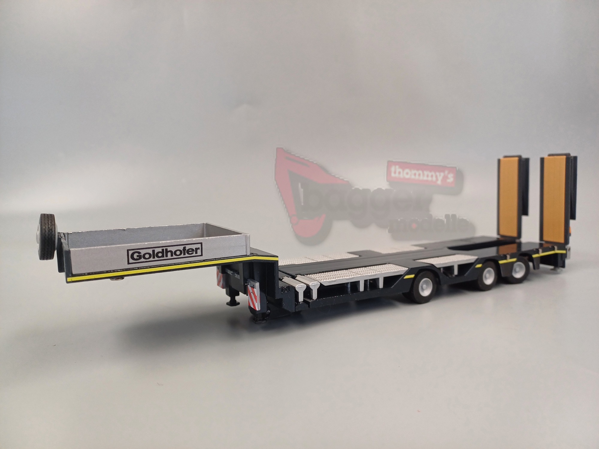 98040 - Conrad - Goldhofer Stepstar 3achs Semi Tieflader mit Auffahrrampen schwarz