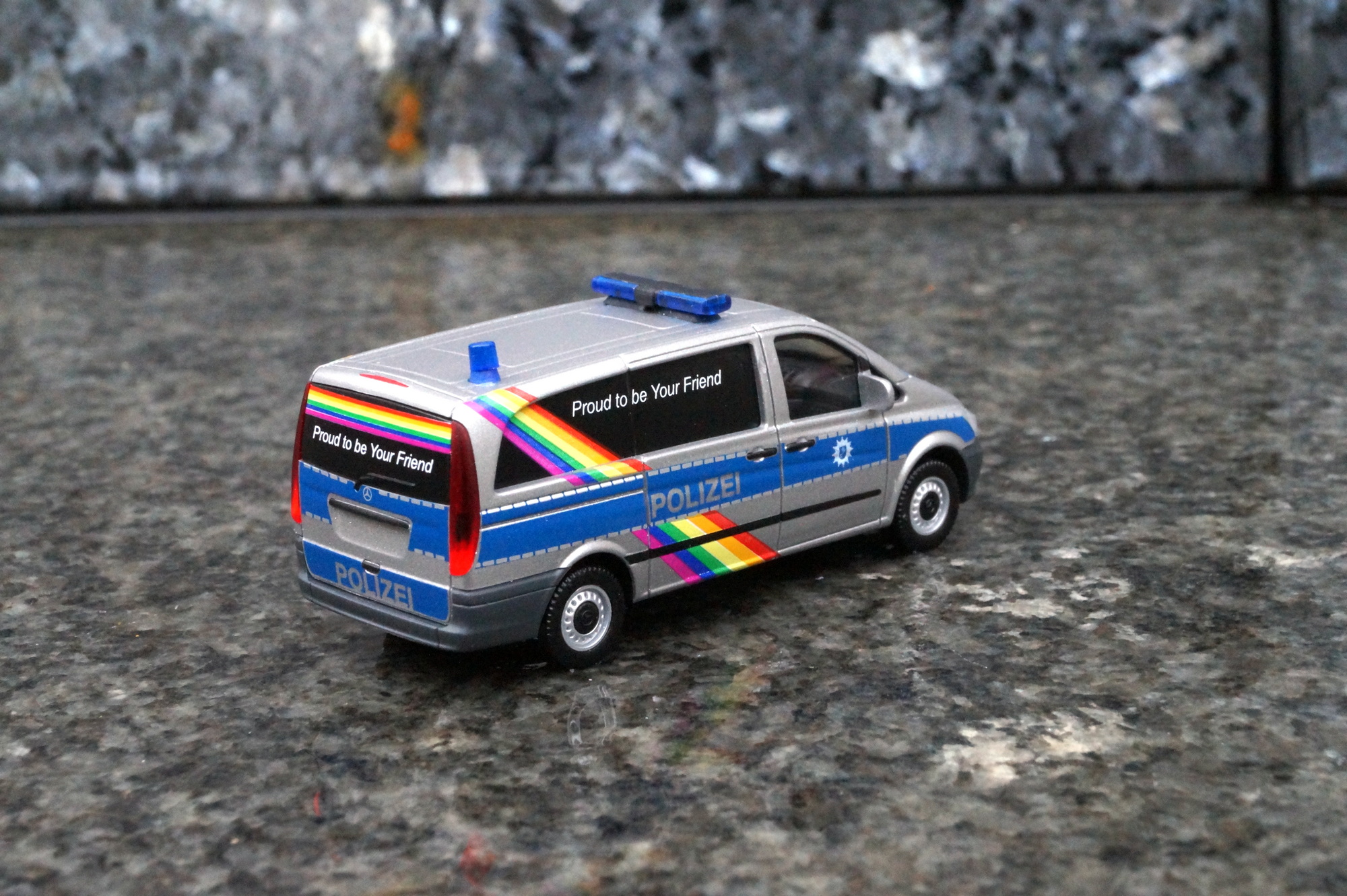 941792 - Herpa -Mercedes-Benz Vito Funkstreifenwagen "Polizei Bremen / CSD"