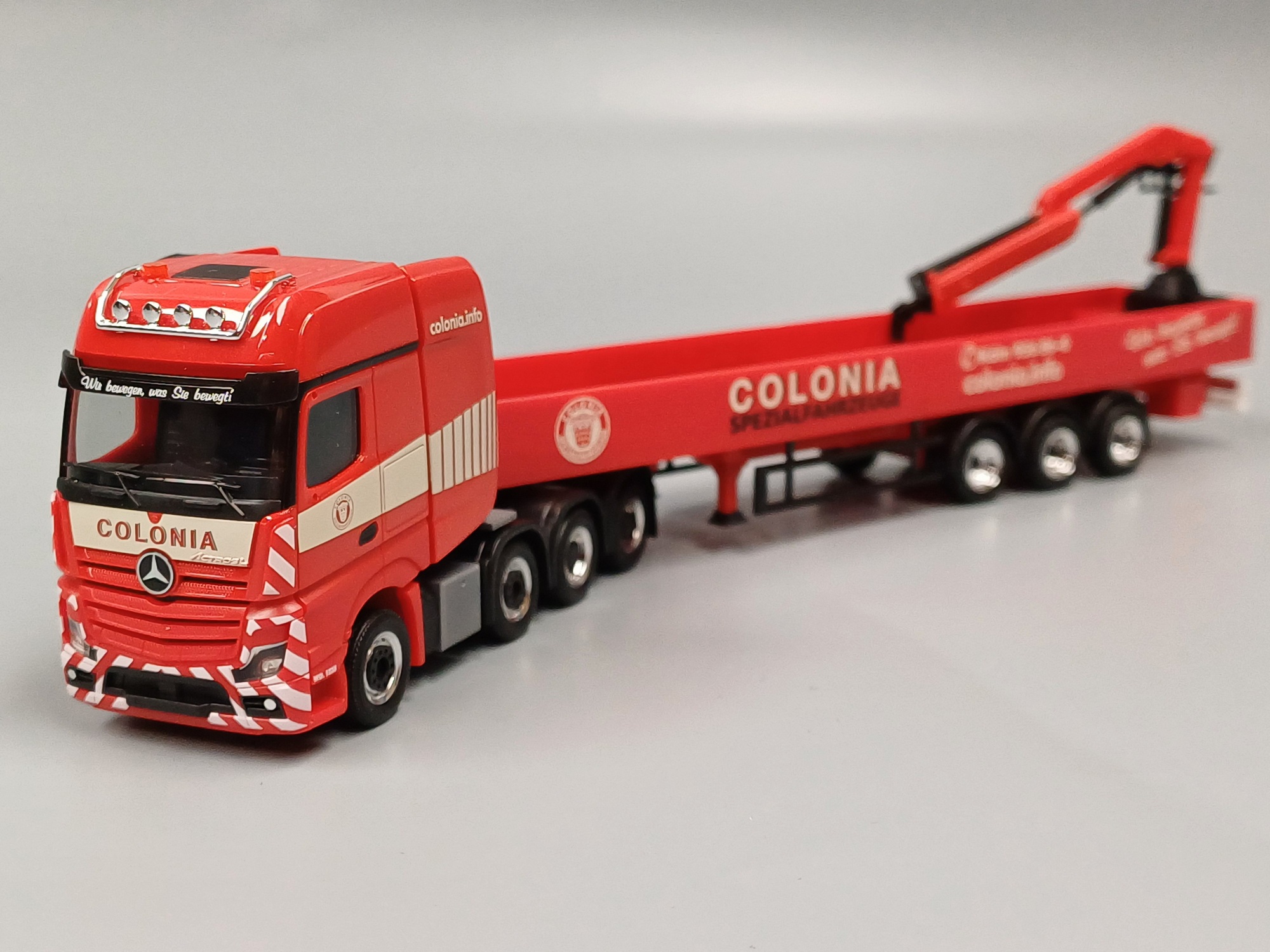 318426  -Herpa - Mercedes-Benz Actros L Gigaspace Pritschen-Sattelzug mit Kran "Colonia"