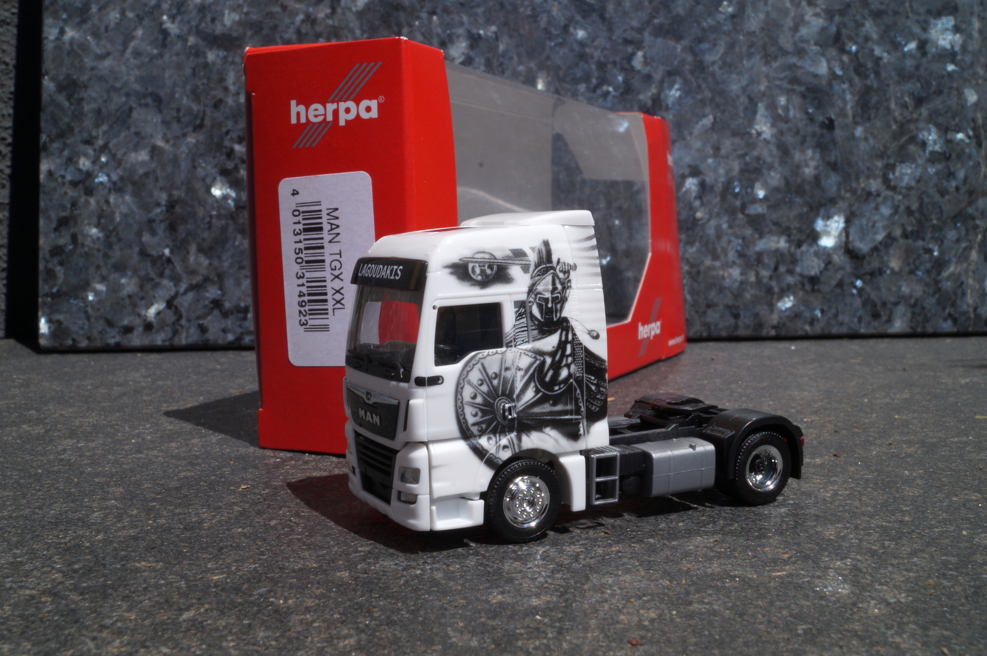 314923 - Herpa - MAN TGX XXL Zugmaschine „Lagoudakis 3 / Leonidas, König von Sparta“