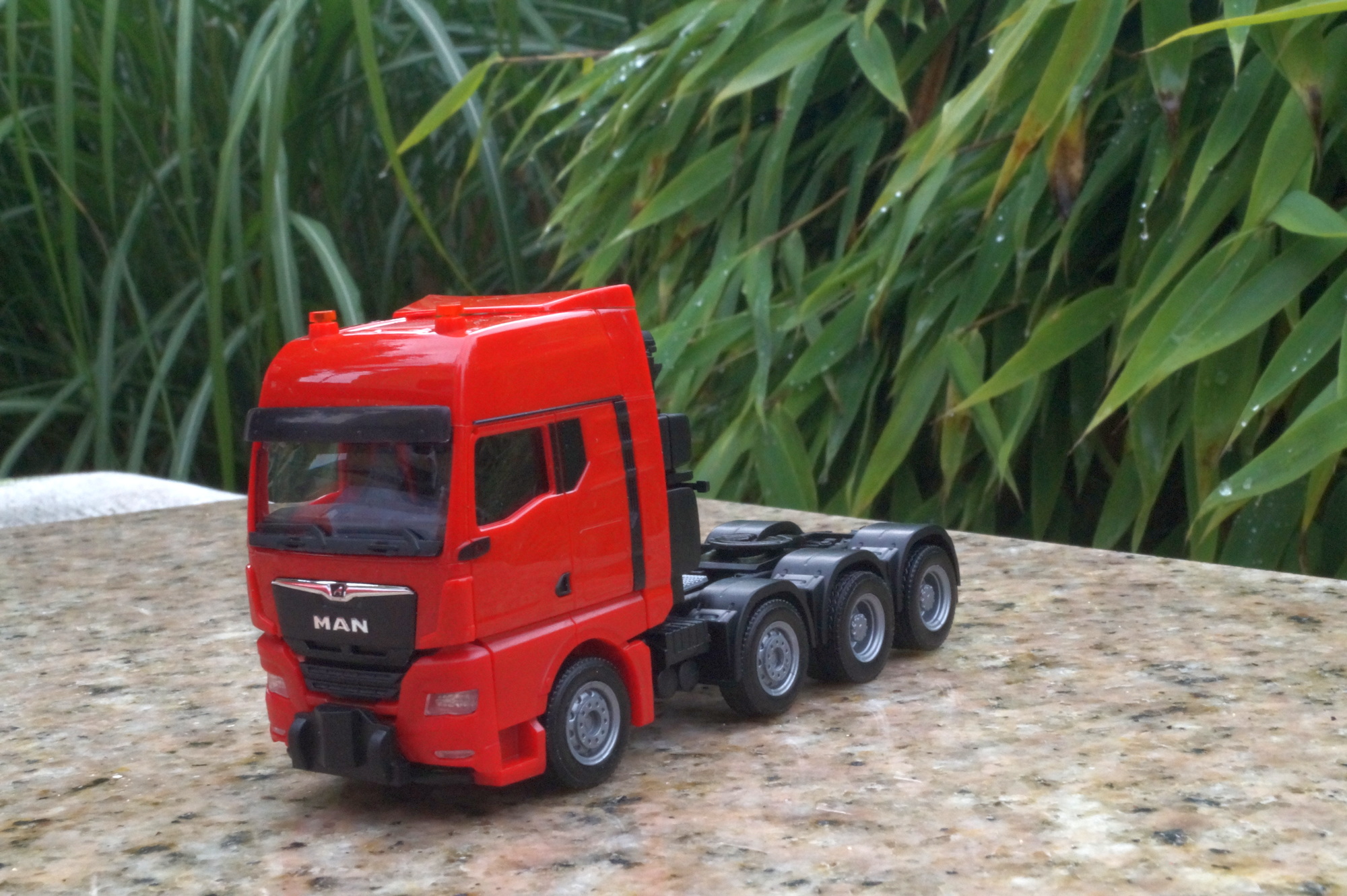 313520 - Herpa - MAN TGX GX Schwerlastzugmaschine  4achs , rot