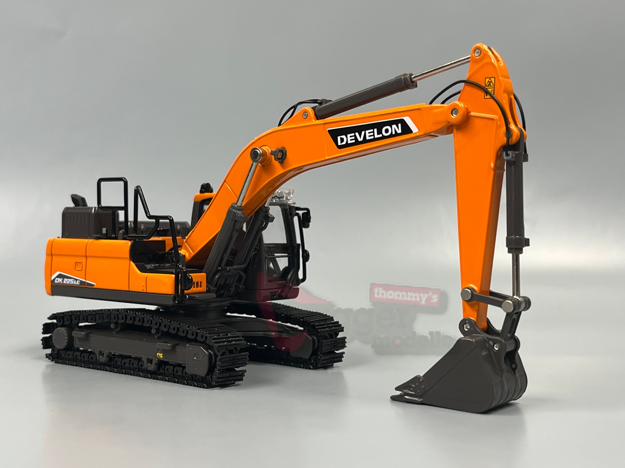 16-1040 -IMC - Develon DX 225 Kettenbagger