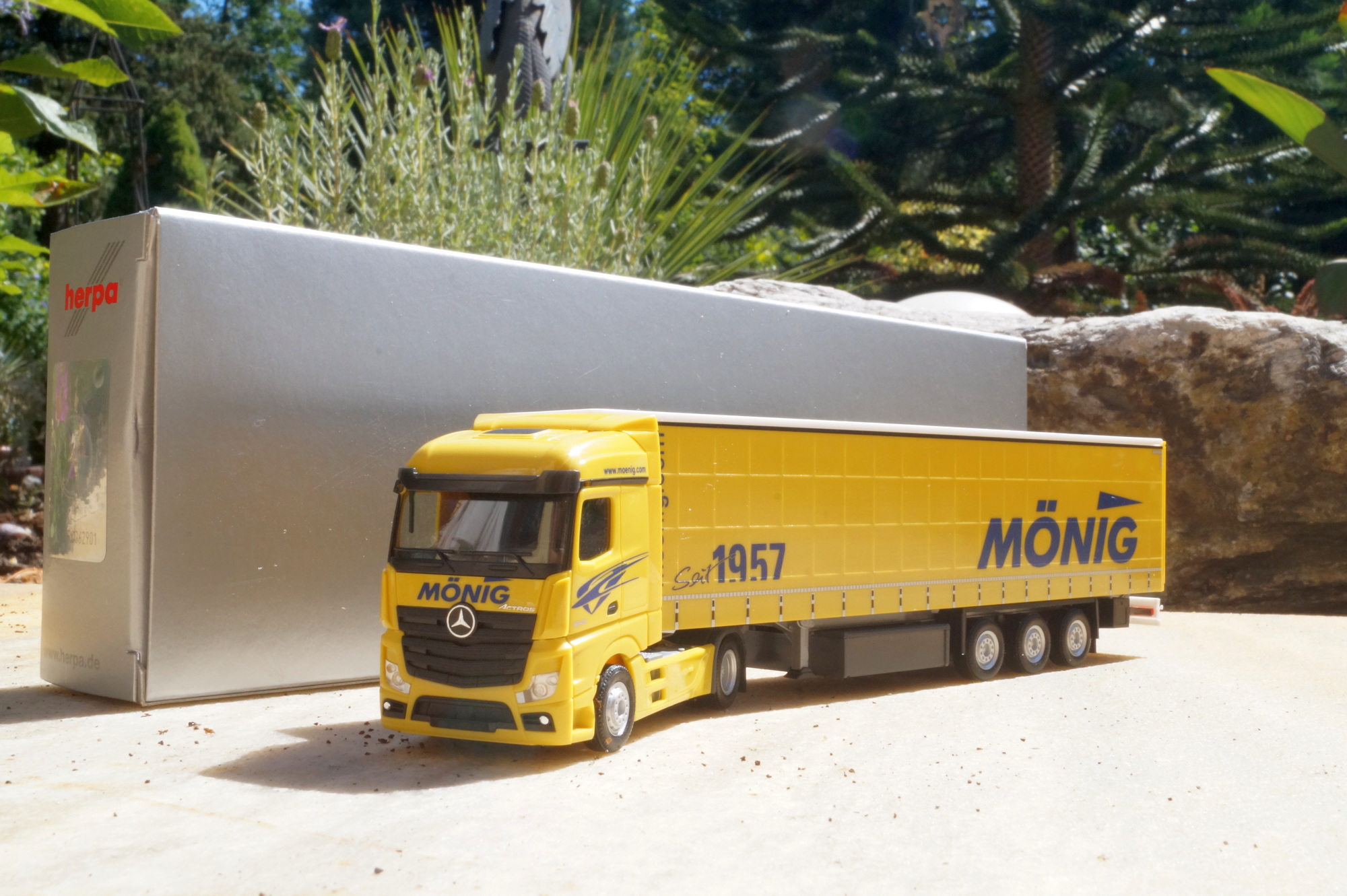 950015 - Herpa - Mercedes Benz  Actros '18 Gardinen .Planensattelzug . "Mönig"