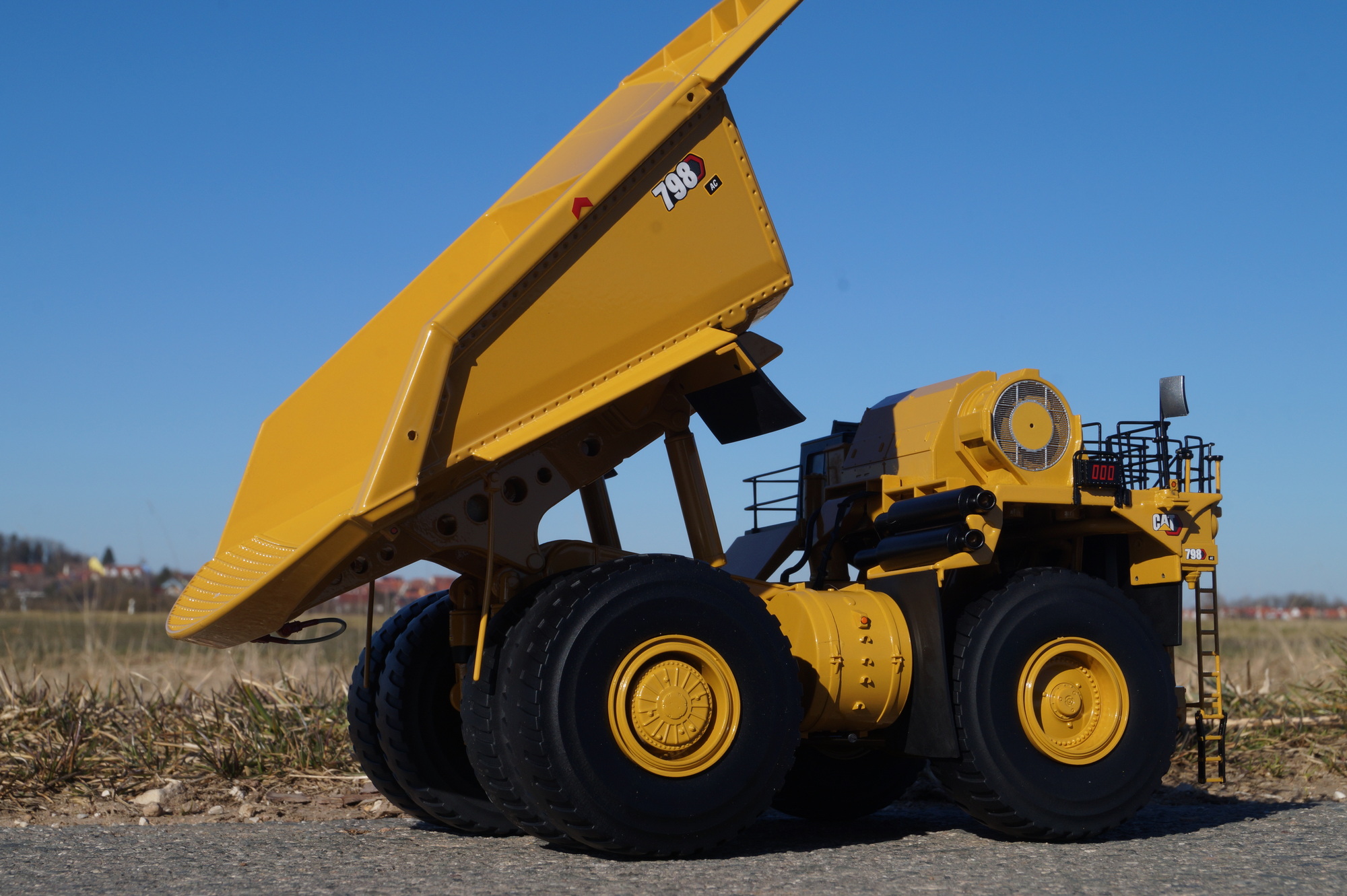 85671 - DCM - Cat 798AC Mining Truck