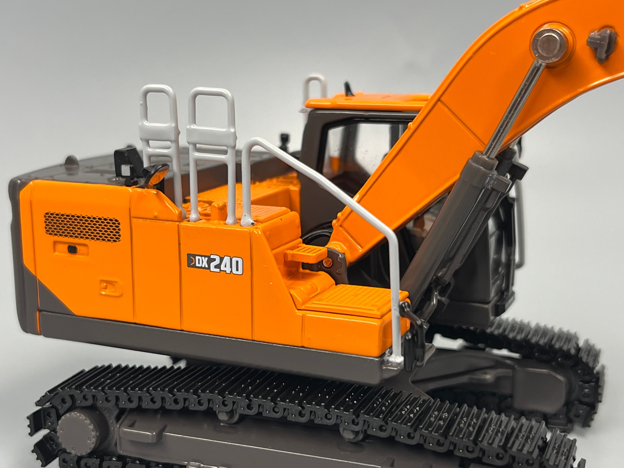 16-1041 -IMC- Develon DX 240 Kettenbagger