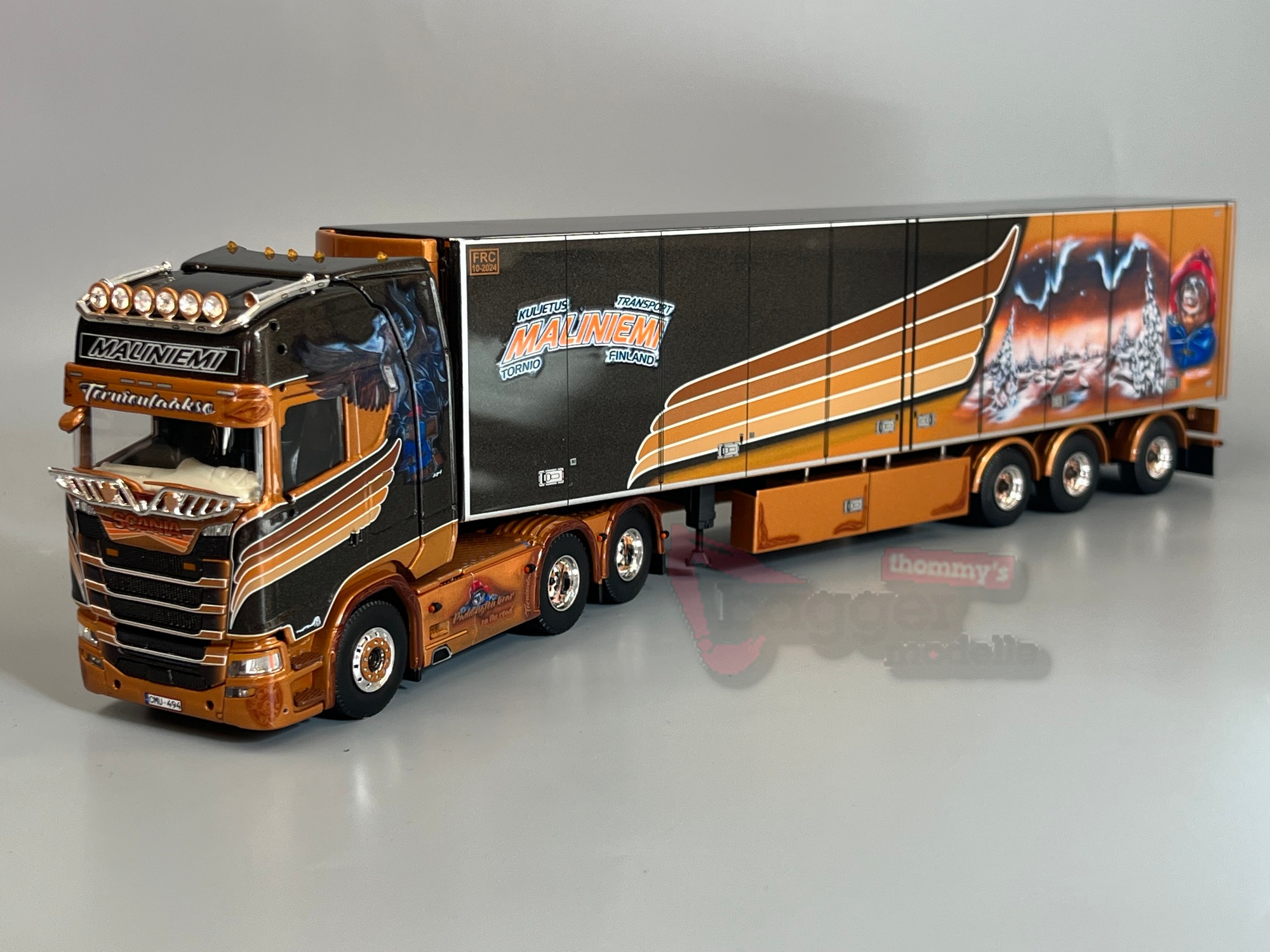 85910 - Tekno - Scania Next Gen S-series Highline mit 3-achsigem Kühlauflieger "Malliniemi" FI