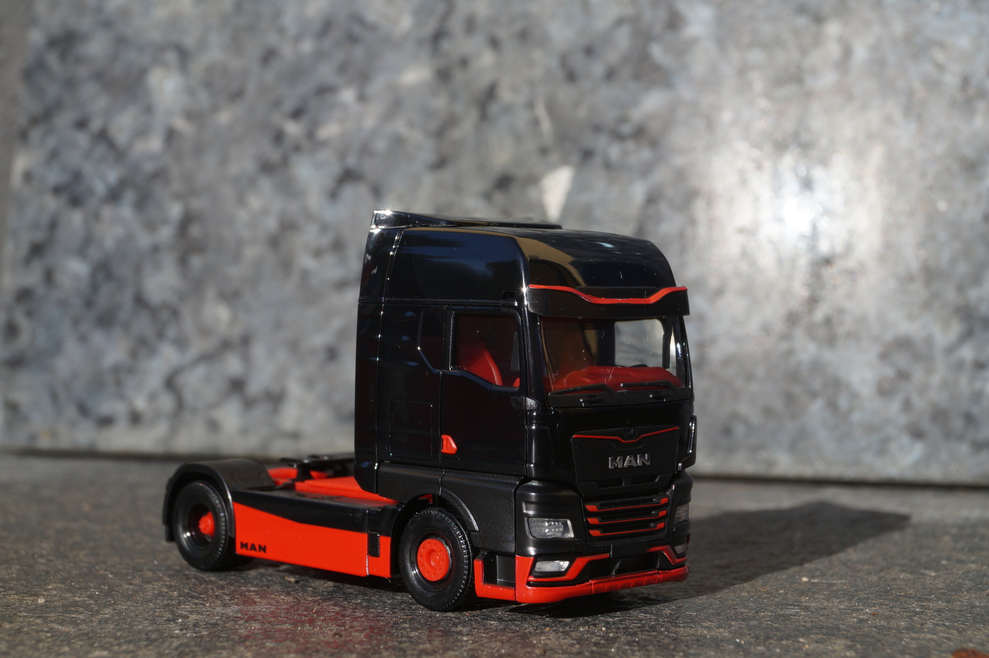 317092 - Herpa - MAN eTGX Zugmaschine, schwarz/rot