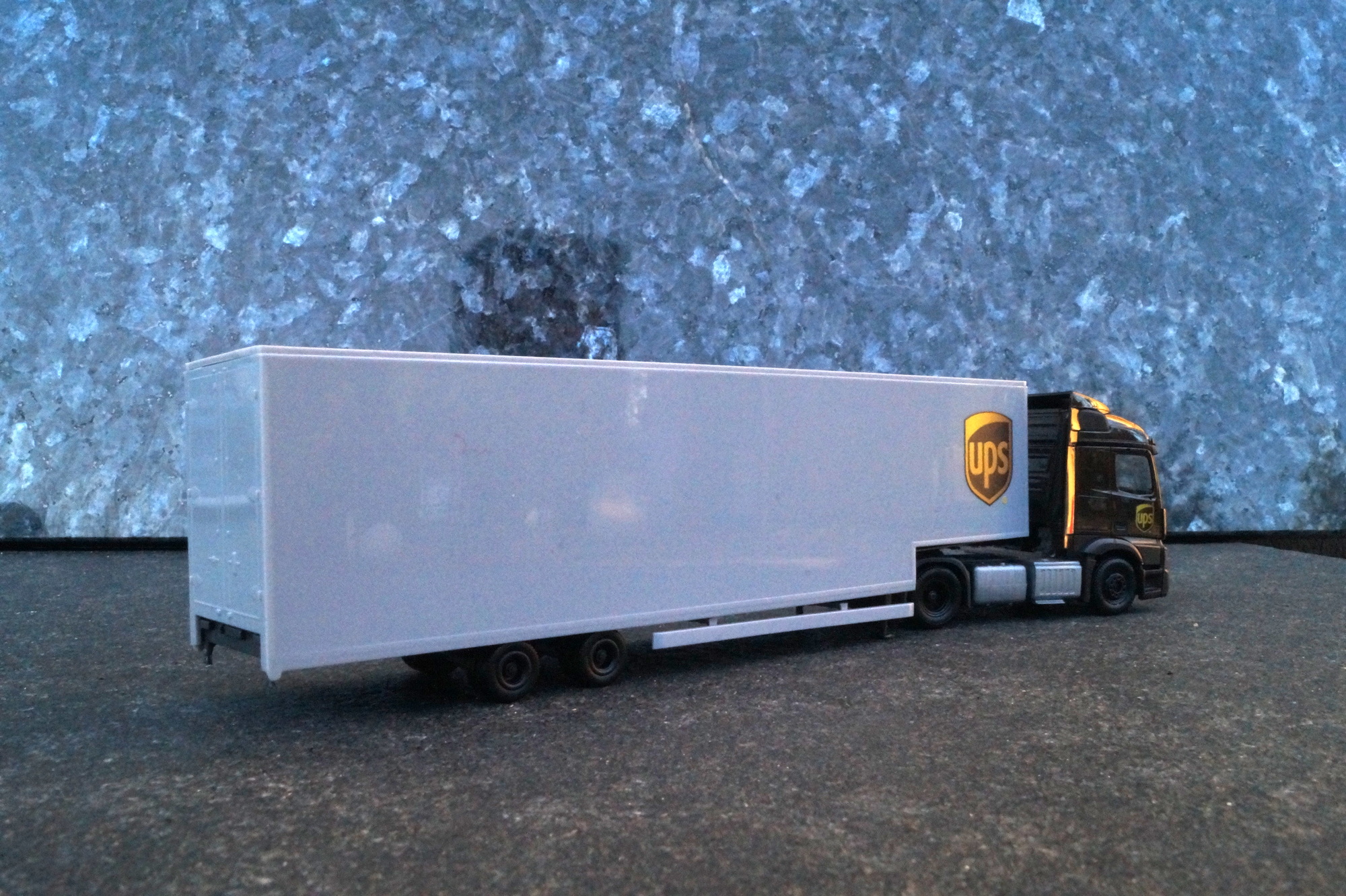314244- Herpa - Mercedes-Benz Actros Streamspace 2.3 Jumbokoffer-Sattelzug „UPS“