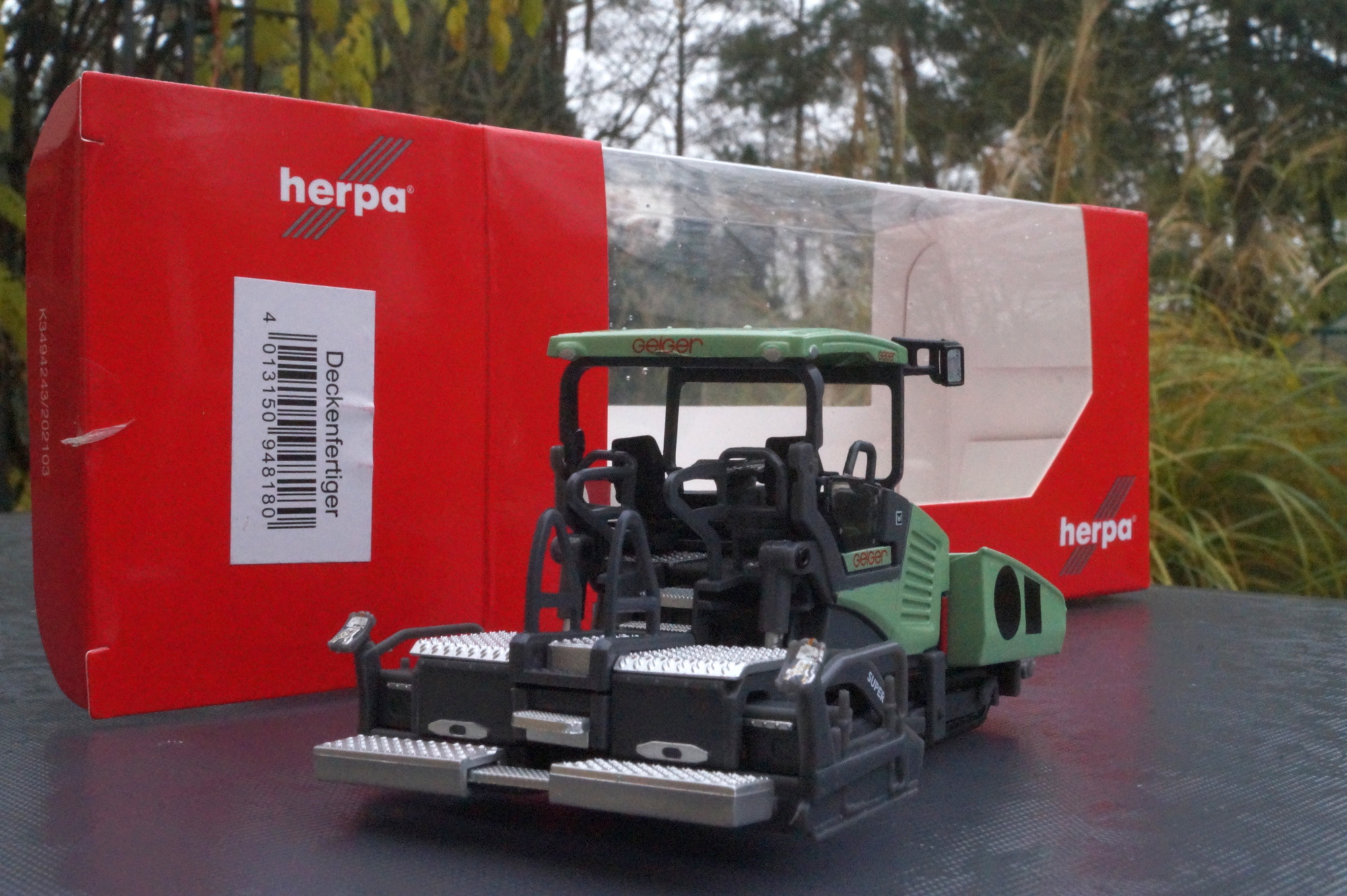 948180  - Herpa -Vögele 1900-3i Deckenfertiger "Geiger"