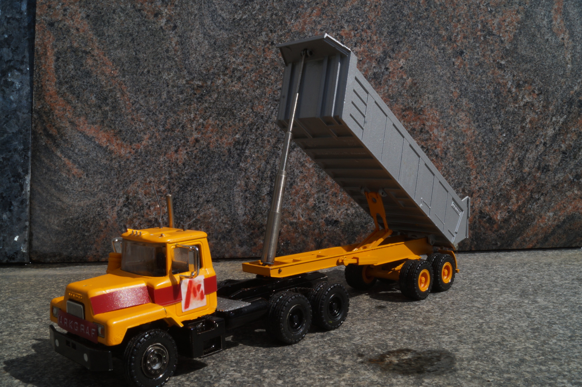 MACK 3achs mit Meiler Kipper 2achs "Markgraf Aufkleber