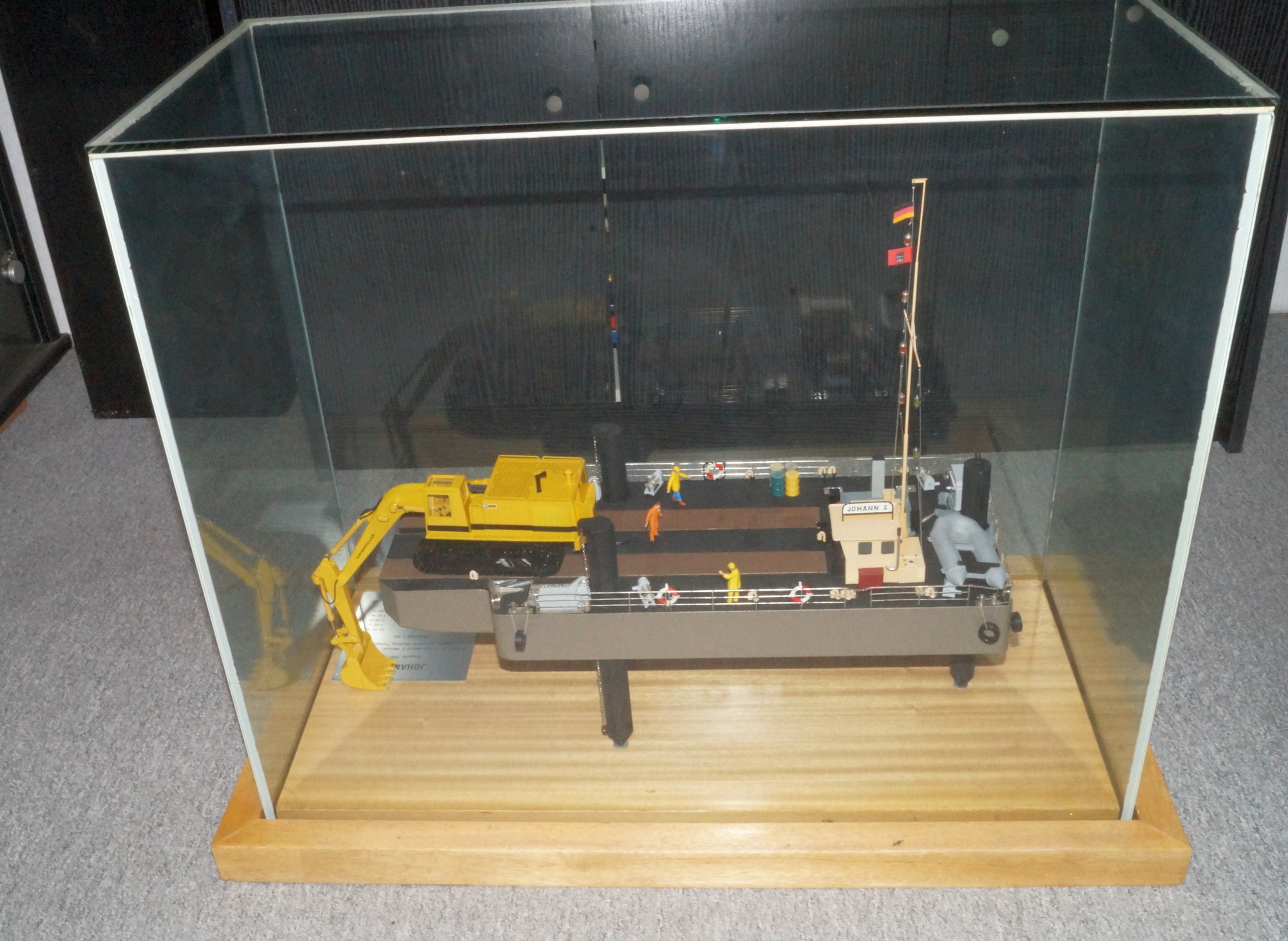 Ponton mit CCM CAT 245 Bagger