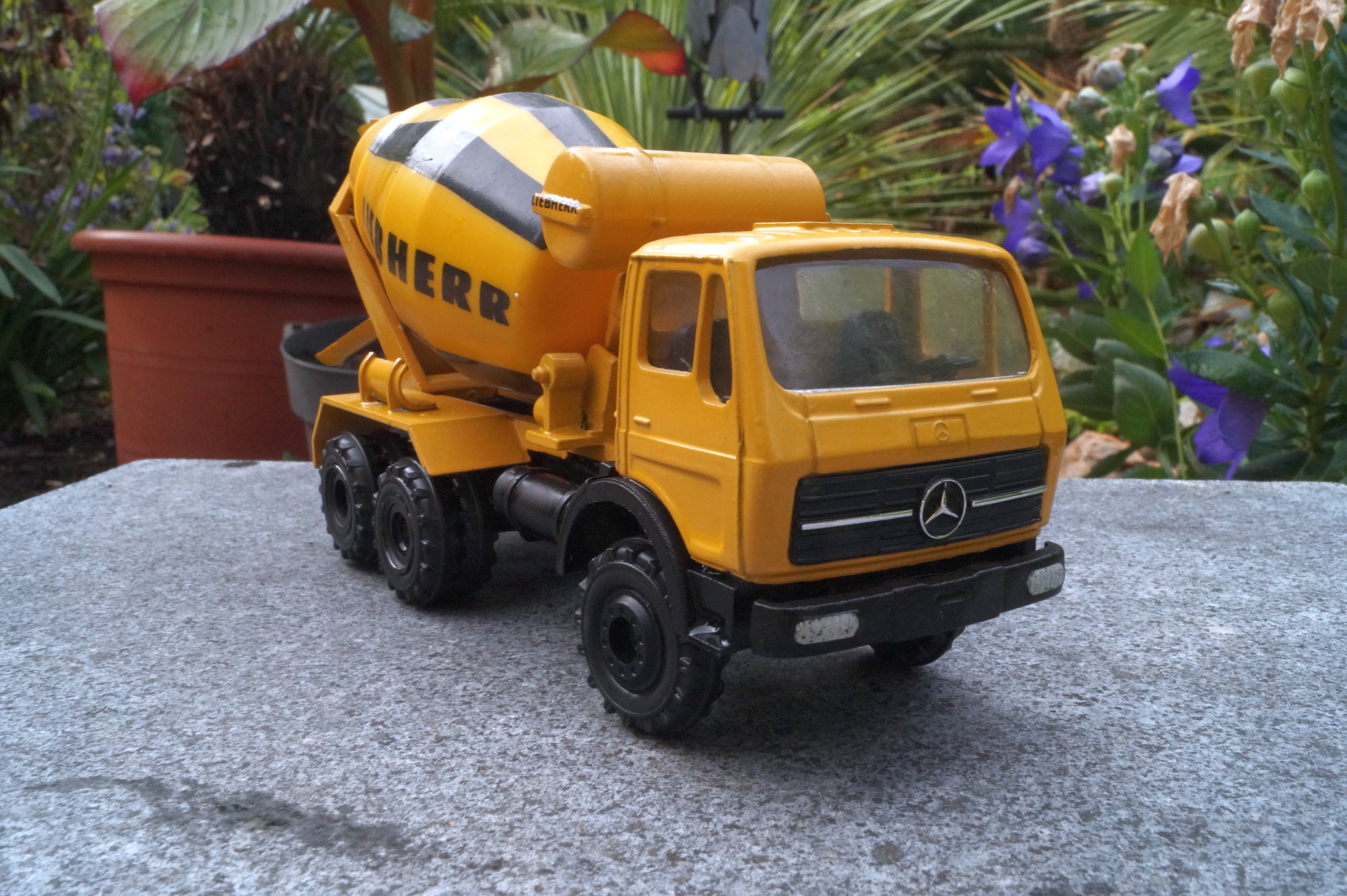 Mercedes Benz 3achs Betonmischer "Liebherr"