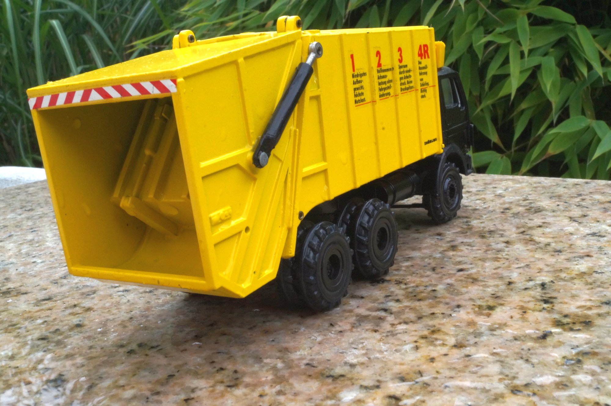 Conrad - Mercedes Benz 3achs  Schörling 4R Müllfahrzeug  Gescha Modell