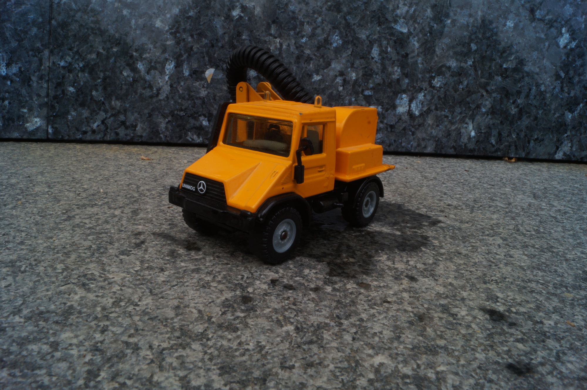 Mercedes Unimog mit Saugvorrichtung