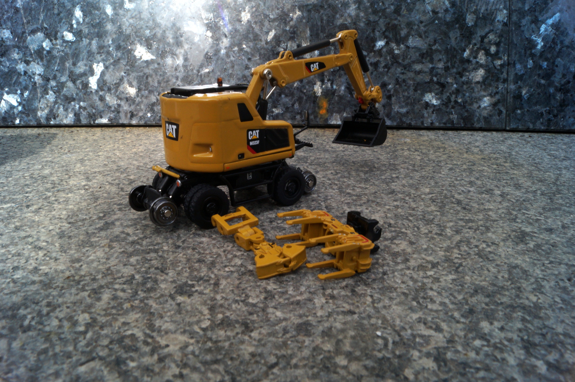 85656 -DCM -CAT M 323 F Zweiwegebagger "CAT gelb