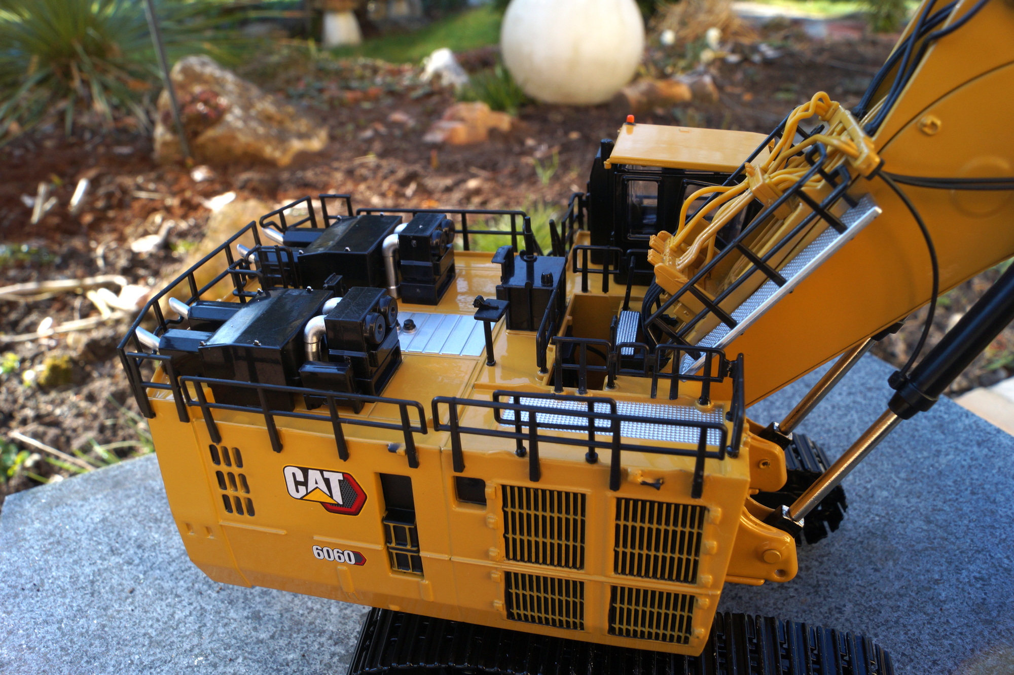 85651 - DCM - CAT 6060 Hydraulikbager mit Tieflöffel 1:87