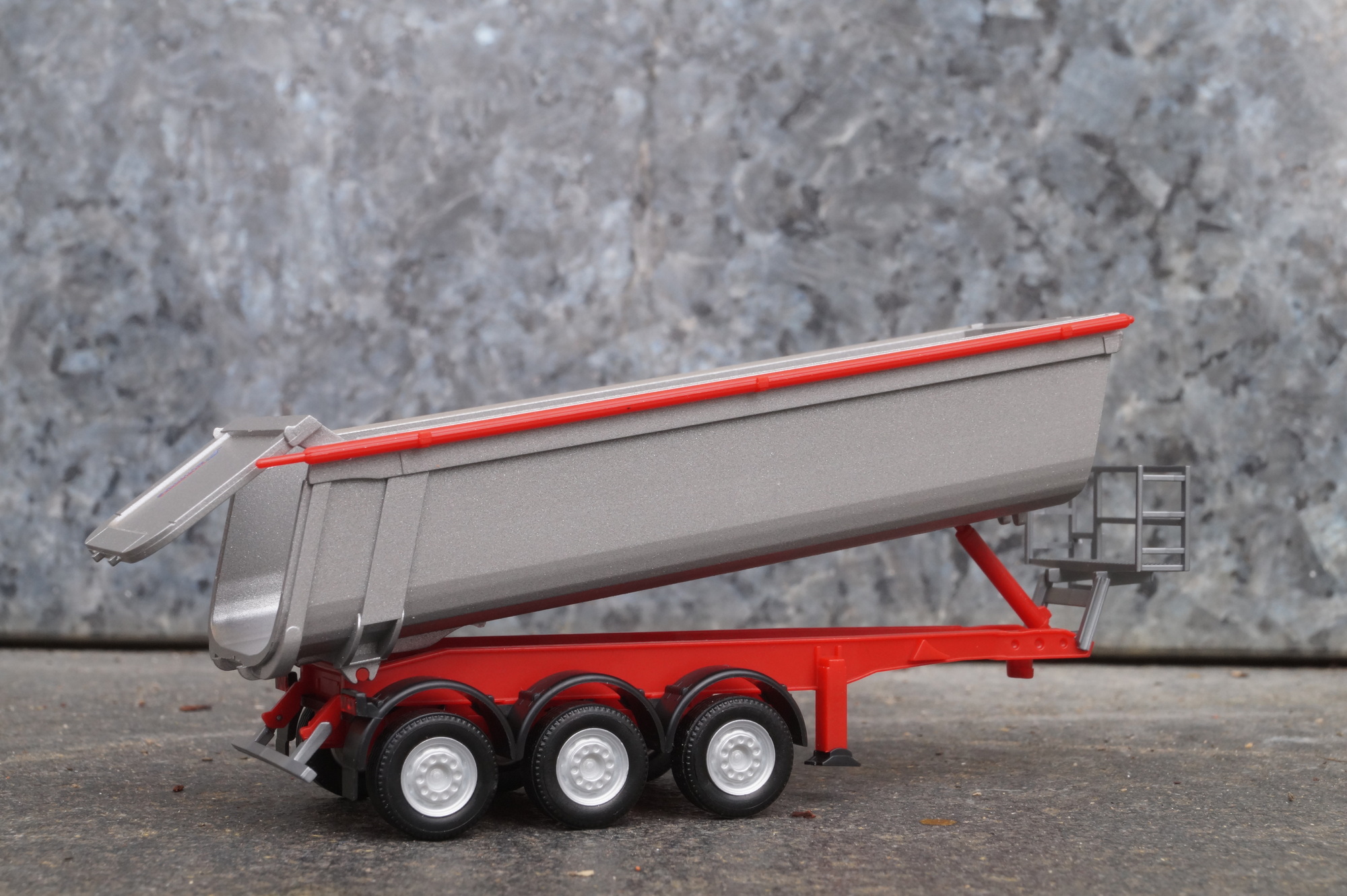 077026-2 - Herpa - Schmitz Cargobull Kippsattelauflieger mit Stahlmulde, silbermetallic