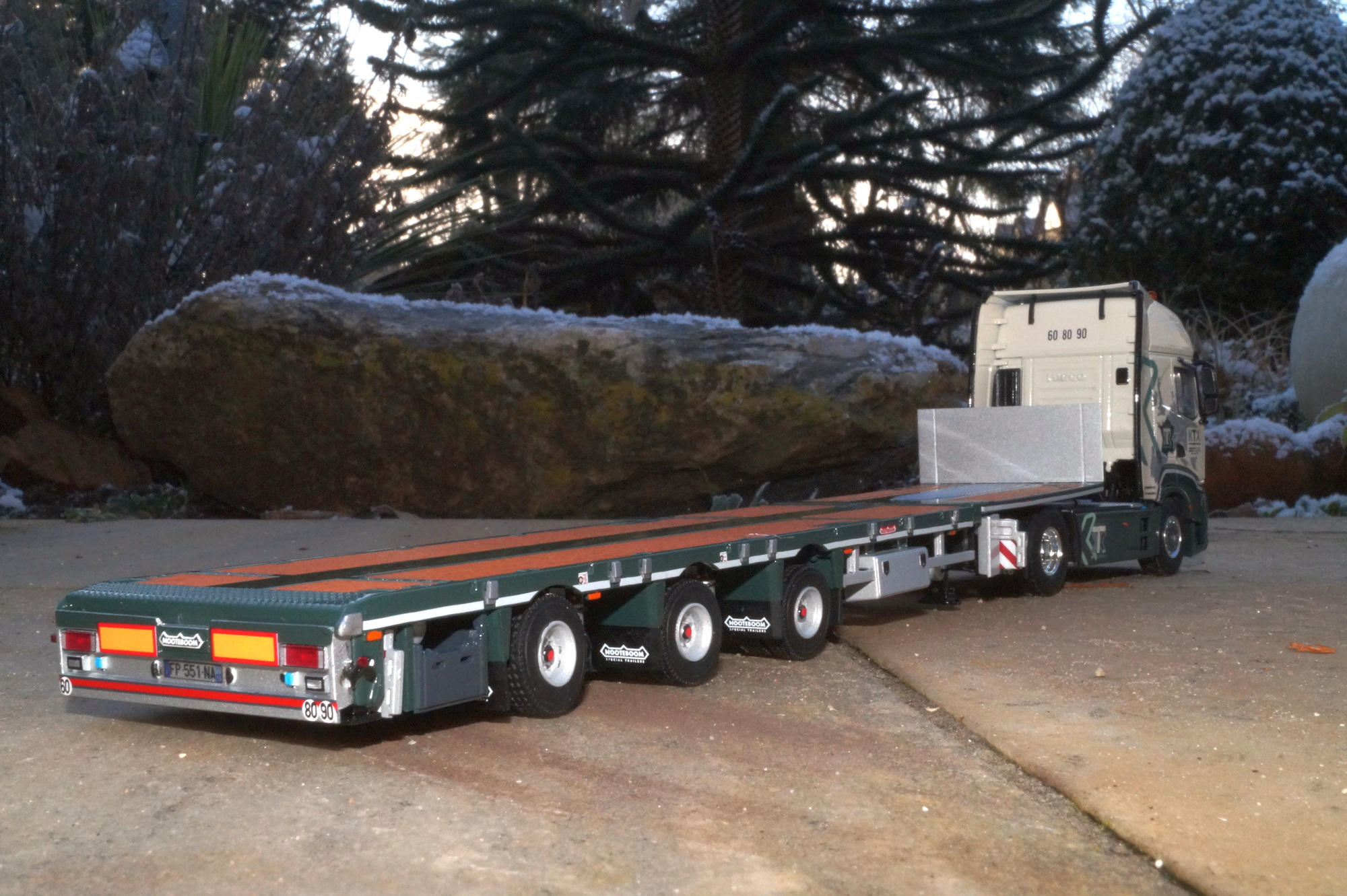 01-3831 -WSI - Iveco S-Way High 4x2 mit 3achs Flachbettauflieger - Transport KTX - NL -