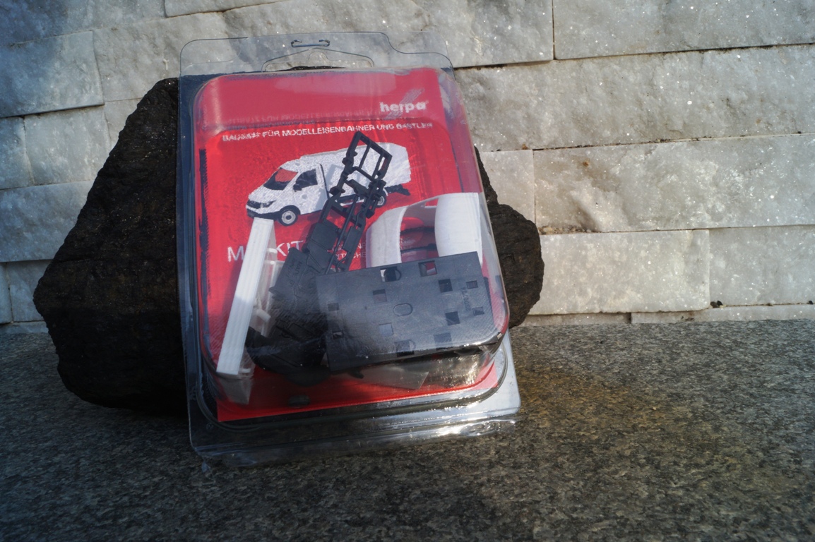 013451 -Herpa - MiniKit: MAN TGE Einfachkabine mit Pritsche und Plane, weiß