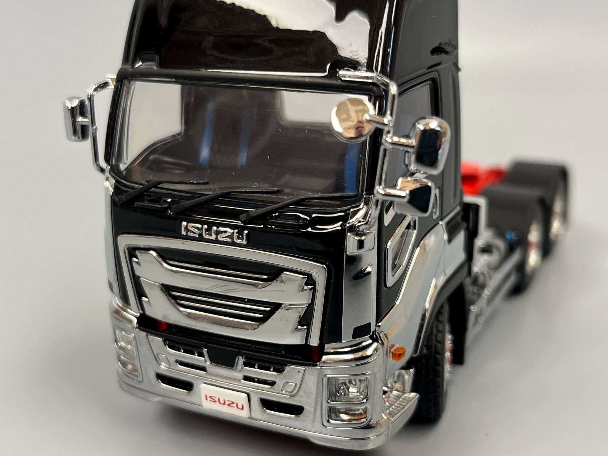 01-5194 - WSI - ISUZU GIGA SHORT 6x4 3achs Zugmaschine, schwarz