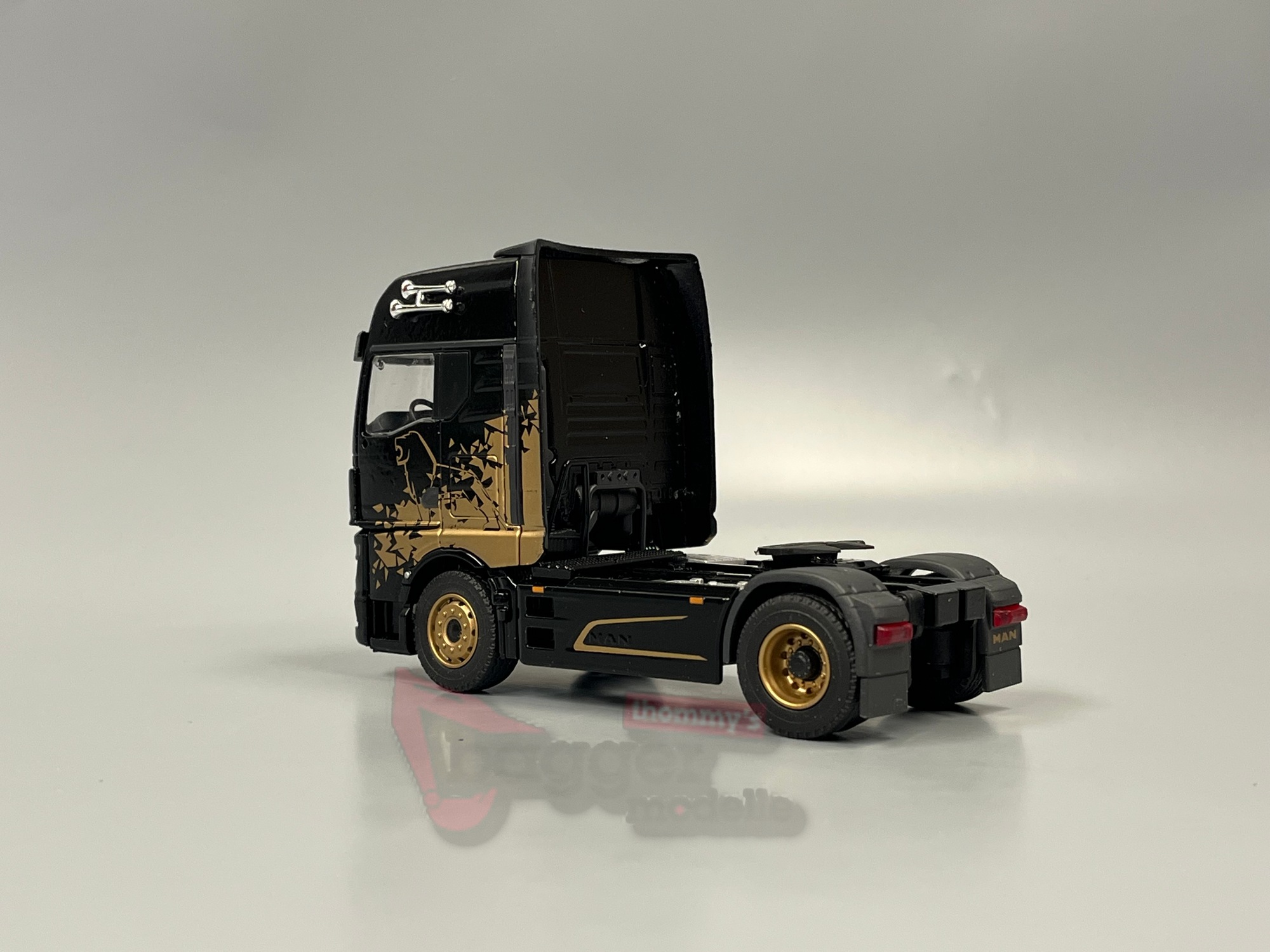 8000-19 -Conrad - MAN TGX GX 18.560 Sattelzugmaschine "Golden Lion"