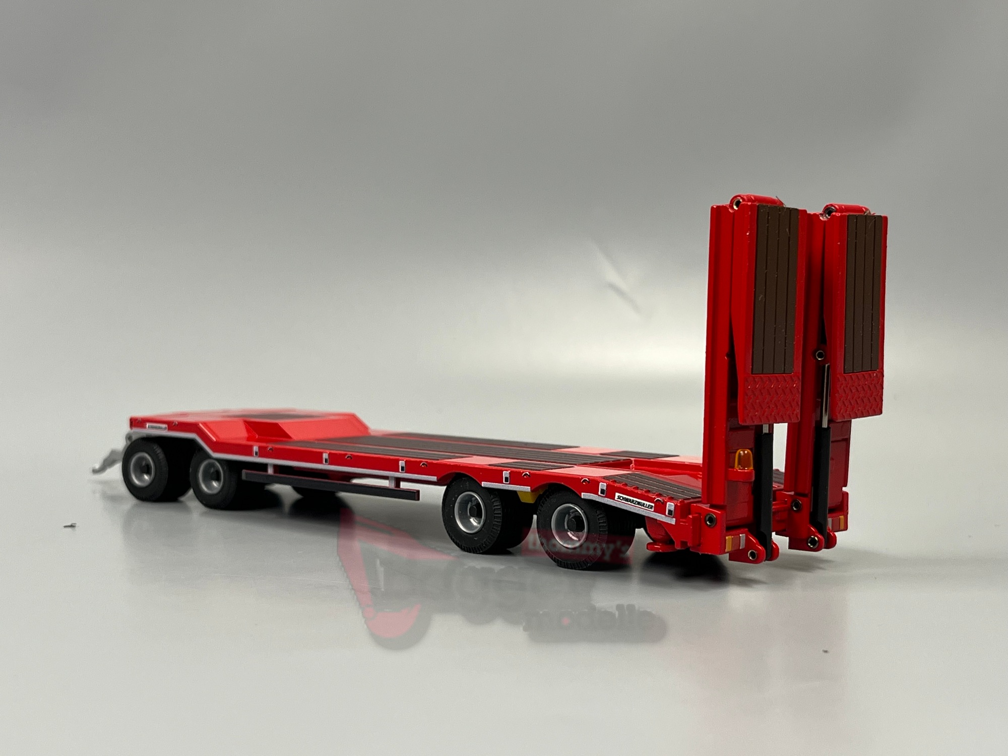 98033- Conrad - SCHWARZMÜLLER Tiefladeanhänger 4-achs mit gekröpftem Plateau- rot