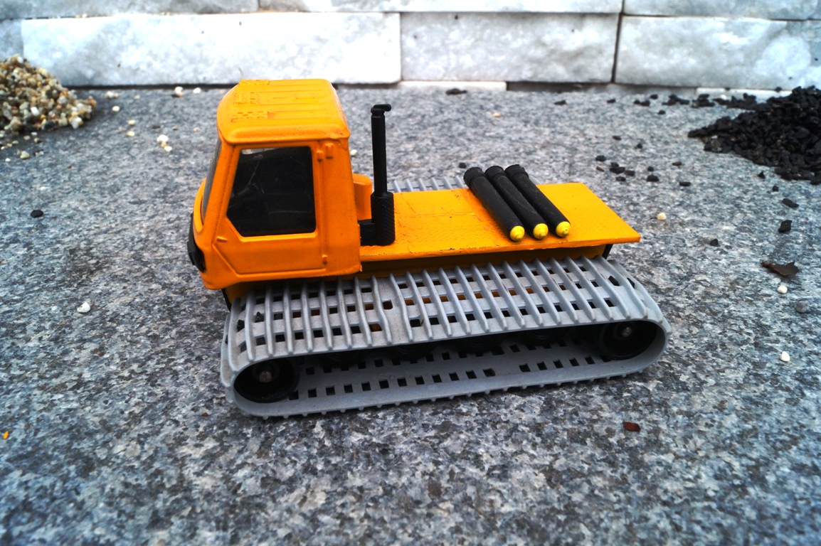 Mercedes Benz Pistenbulli mit Gasflaschen