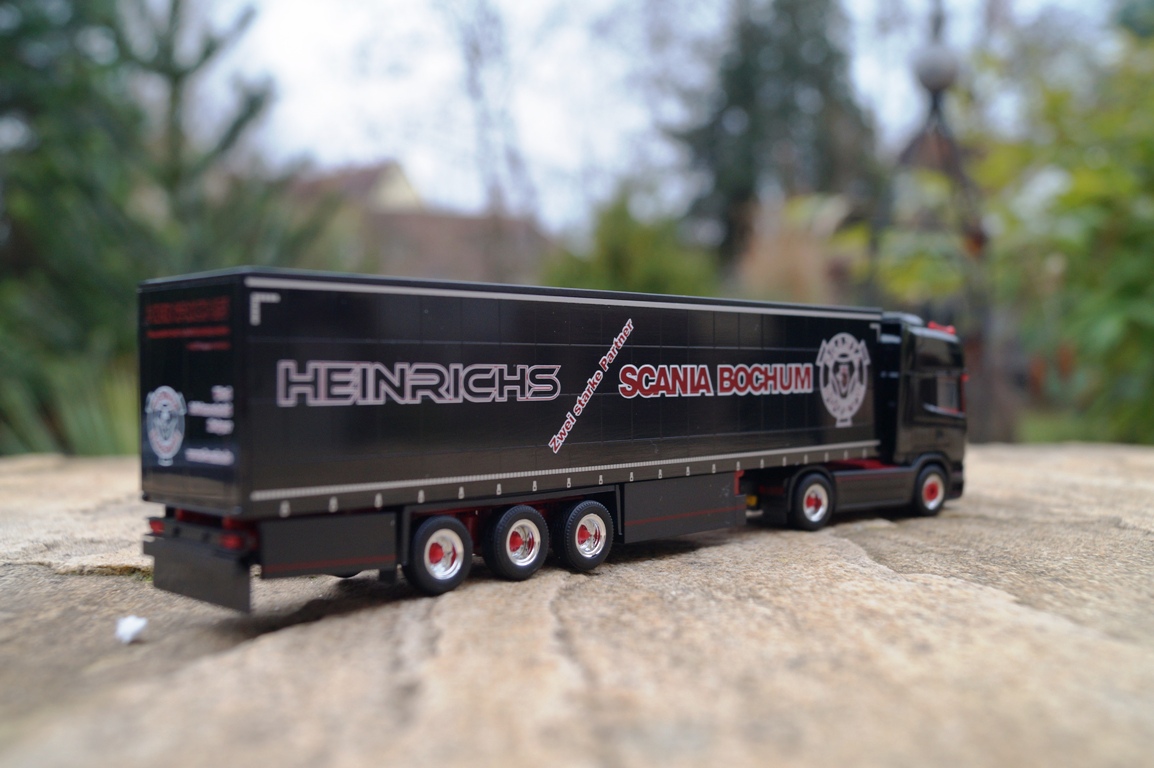 306669 -Herpa - Scania R TL Gardinenplanen-Sattelzug „Heinrichs“