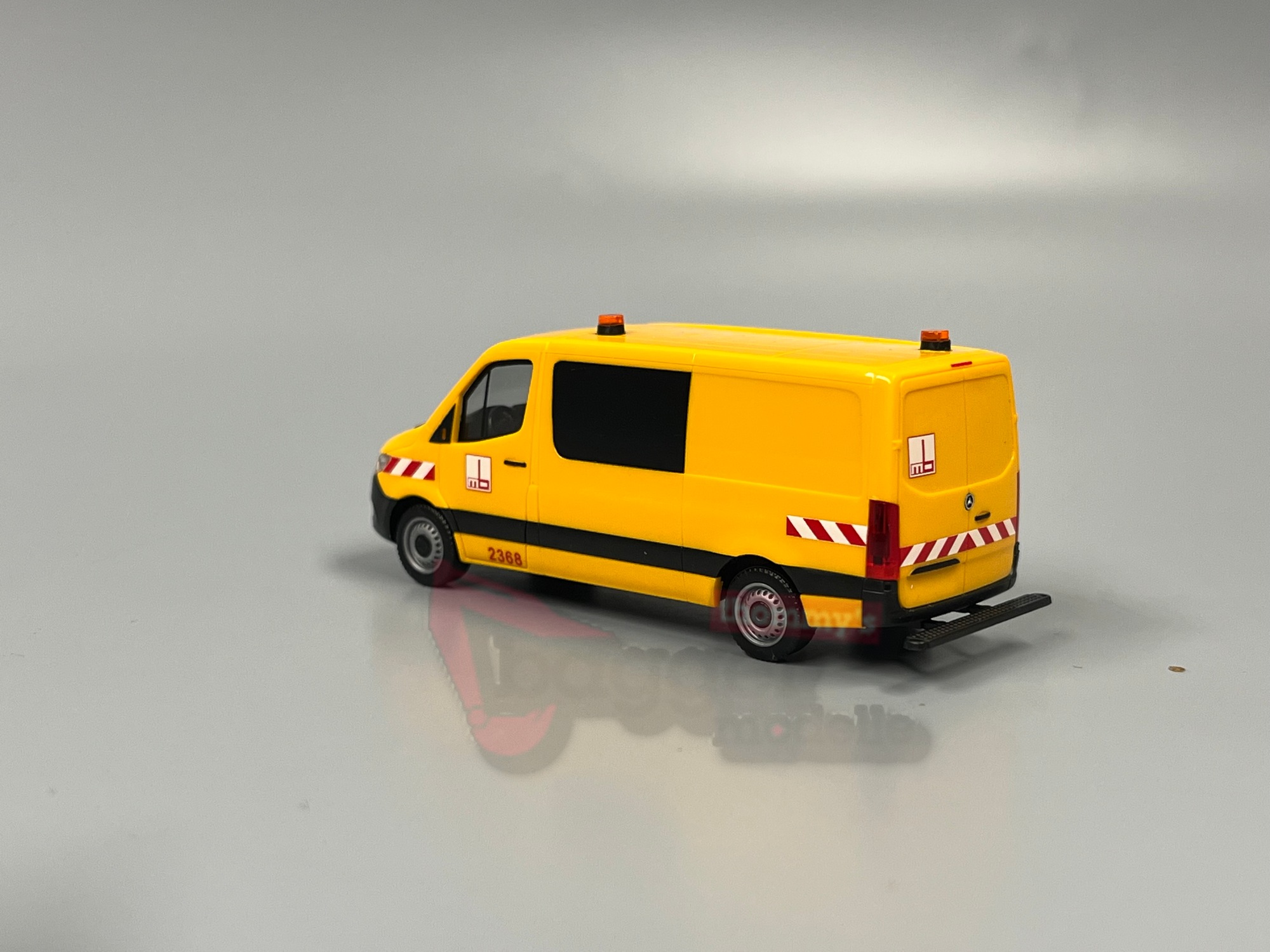 098663 - Herpa - Mercedes-Benz Sprinter `18 Halbbus "Max Bögl"