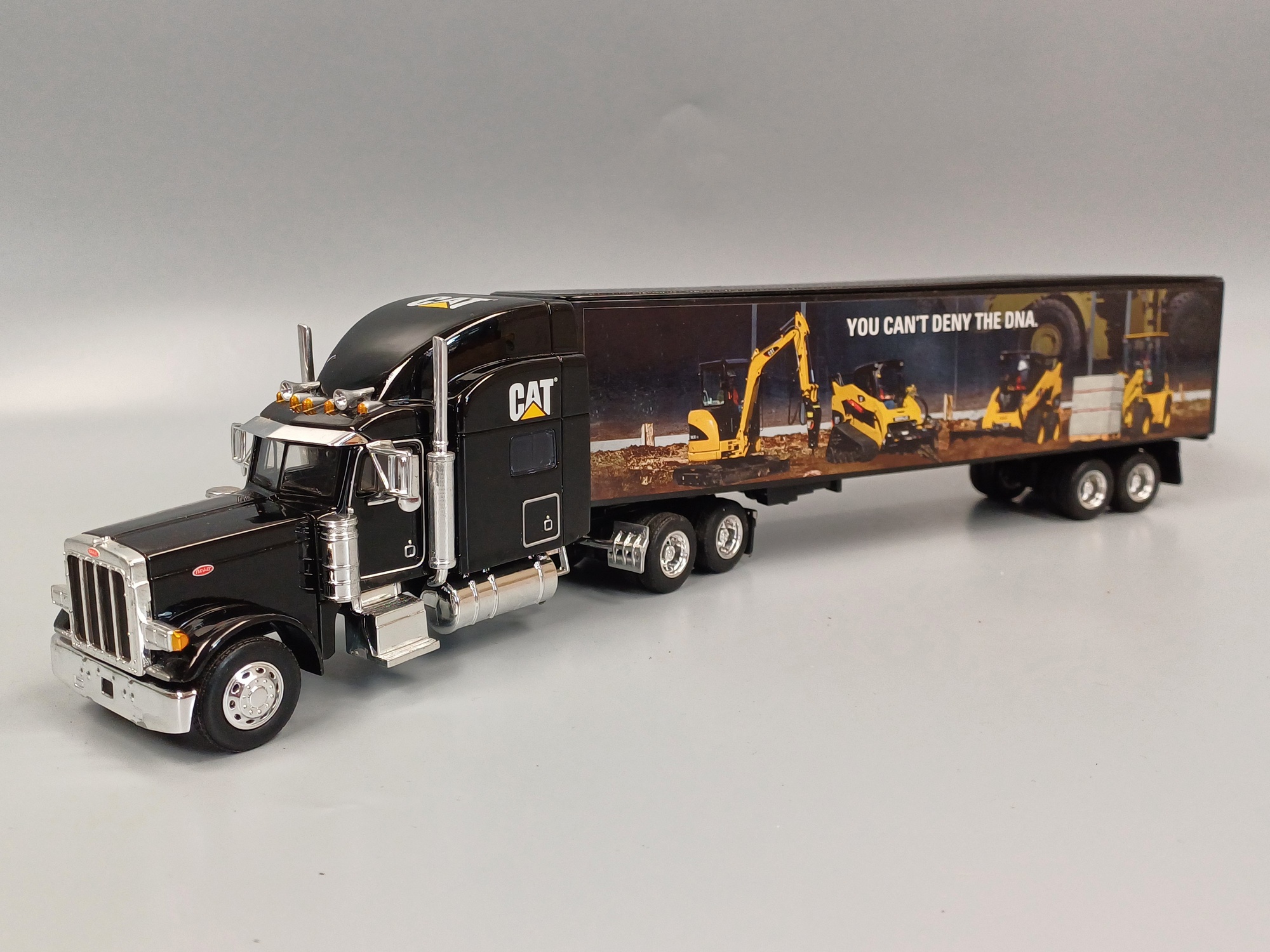 Peterbild Modell 379 3achs mit 2achs Kofferauflieger "CAT"