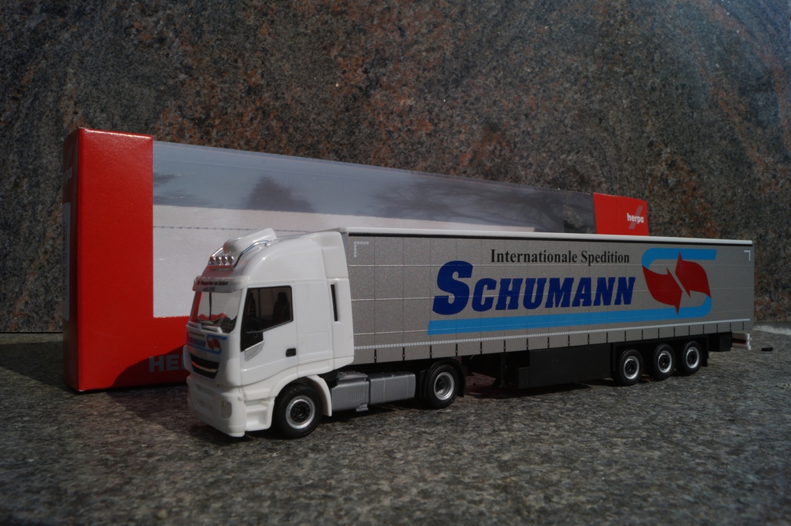 310048 - Herpa - Iveco Stralis XP Gardinenplanen-Sattelzug "Spedition Schumann"