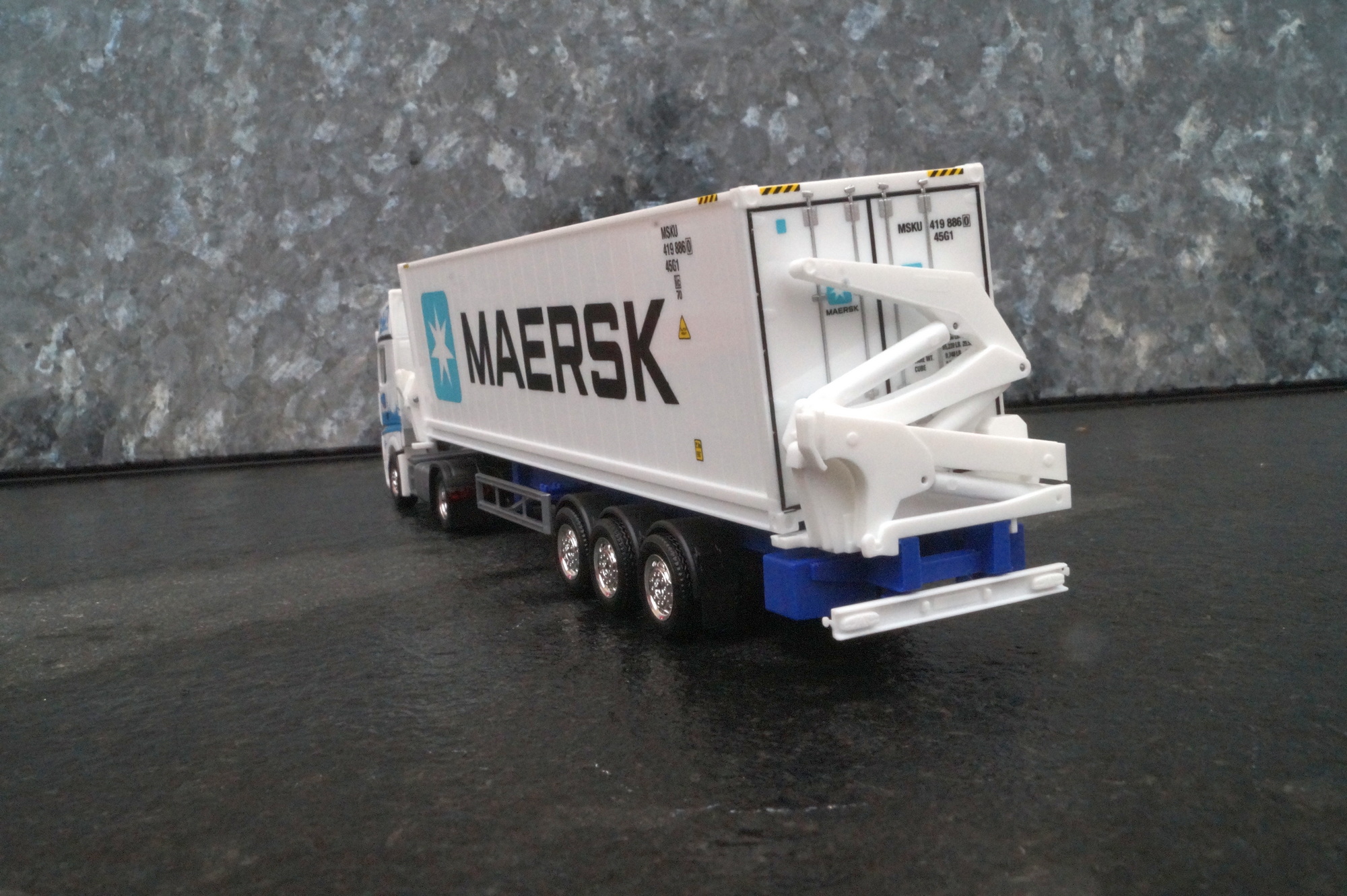 313384 - Herpa - Mercedes-Benz Actros Gigaspace Seitenlader-Sattelzug „GDH / Maersk“