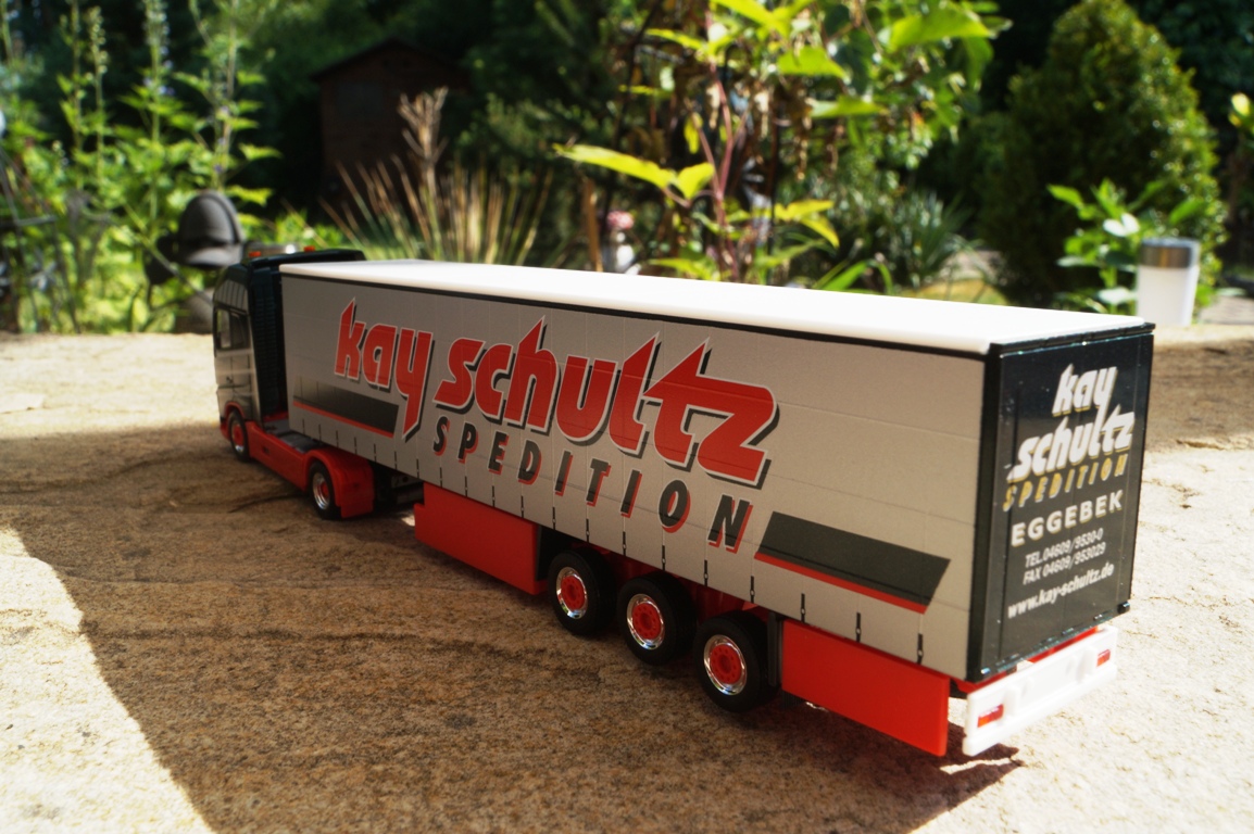 306980 - Herpa - Volvo FH Gl. XL Gardinenplanen-Sattelzug "Kay Schultz"