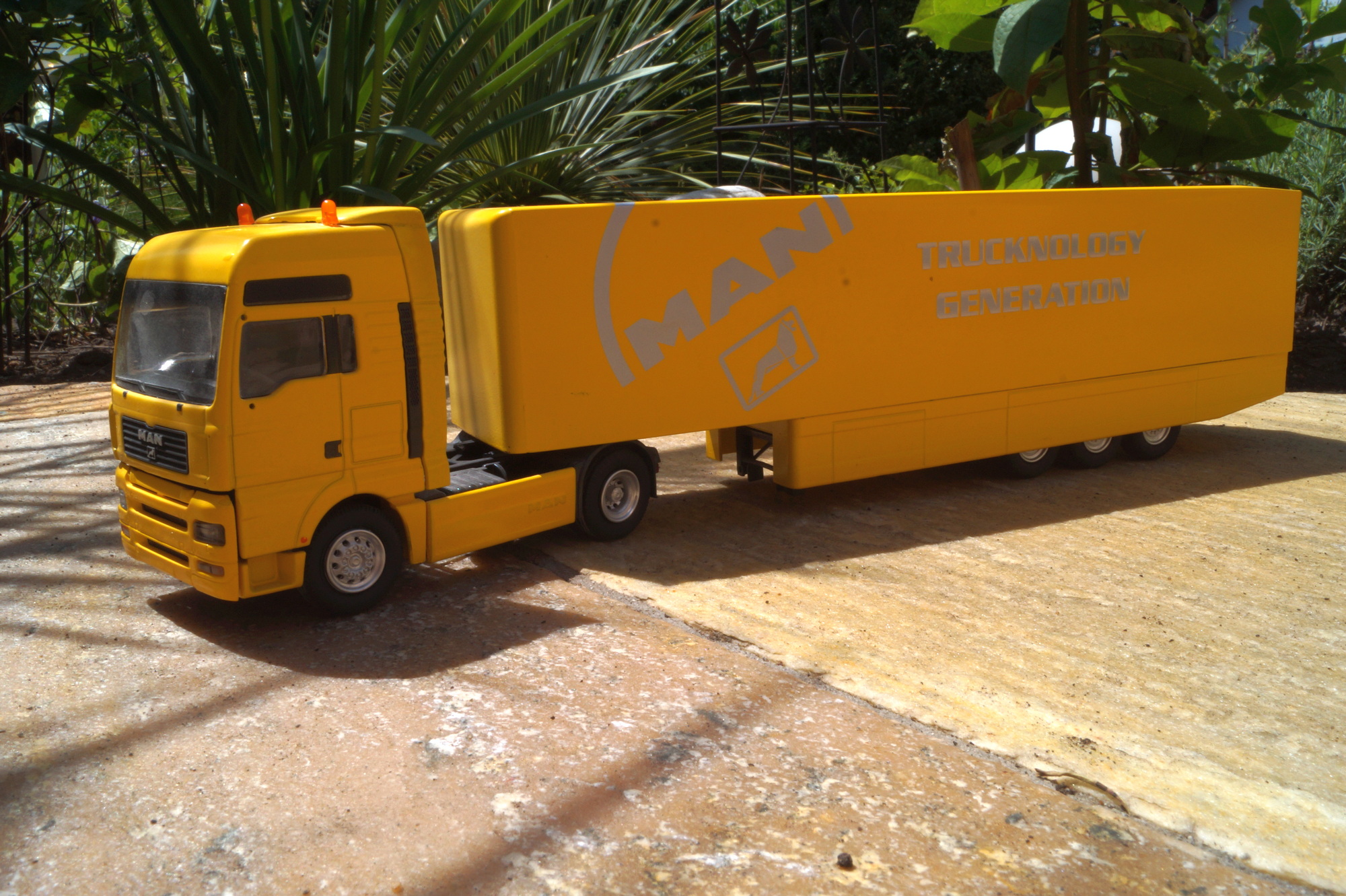 MAN 2achs mit 3achs Kofferauflieger "Trucknology Generation"