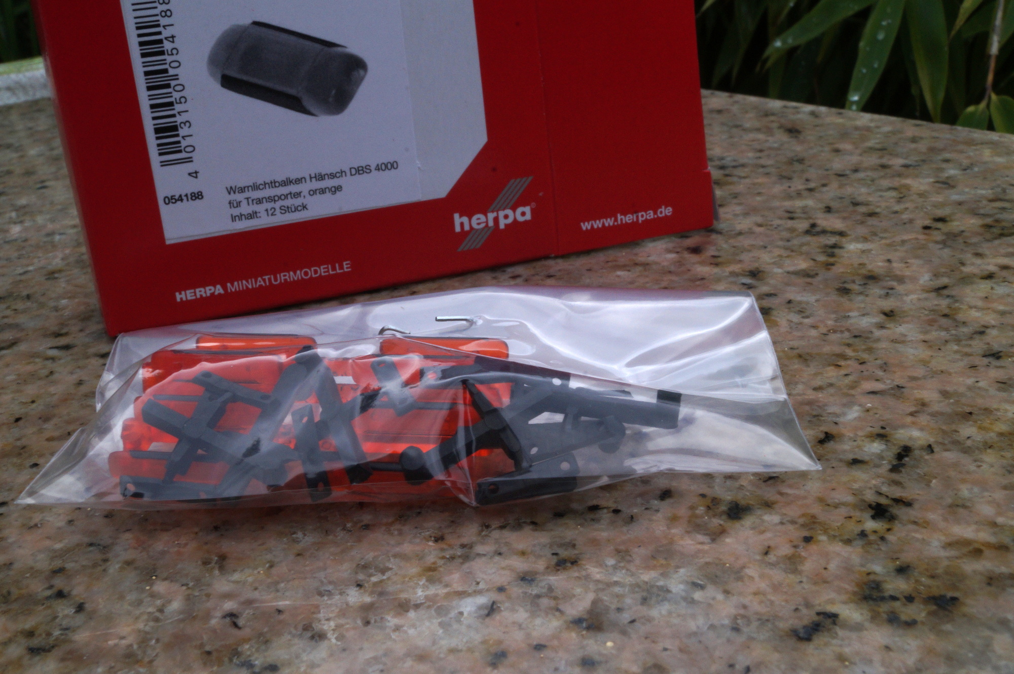 054188 -Herpa - Zubehör Warnlichtbalken Hänsch DBS 4000 für Transporter, orange (Inhalt: 12 Stück)