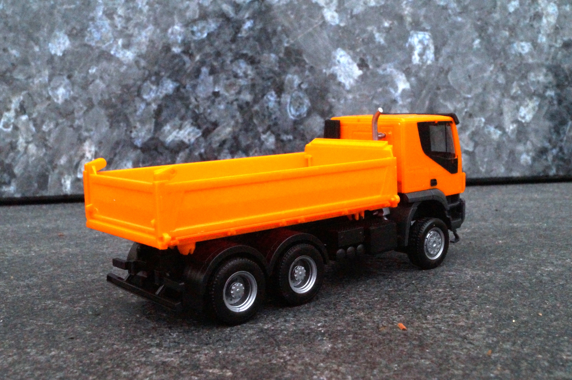 309998 - Herpa - Iveco Trakker 6x6 Baukipper-LKW, orange