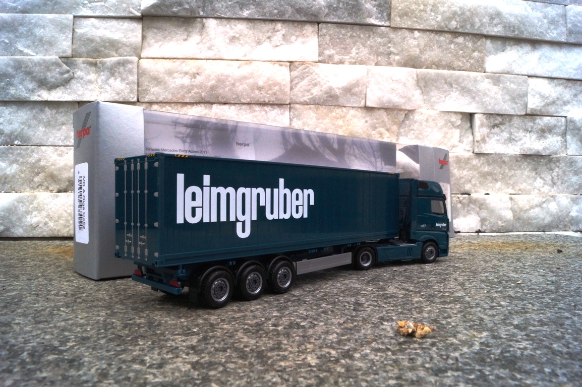 935920 - Herpa - Mercedes Benz Actros Gigaspace Container Sattelzug " Leimgruber CH"