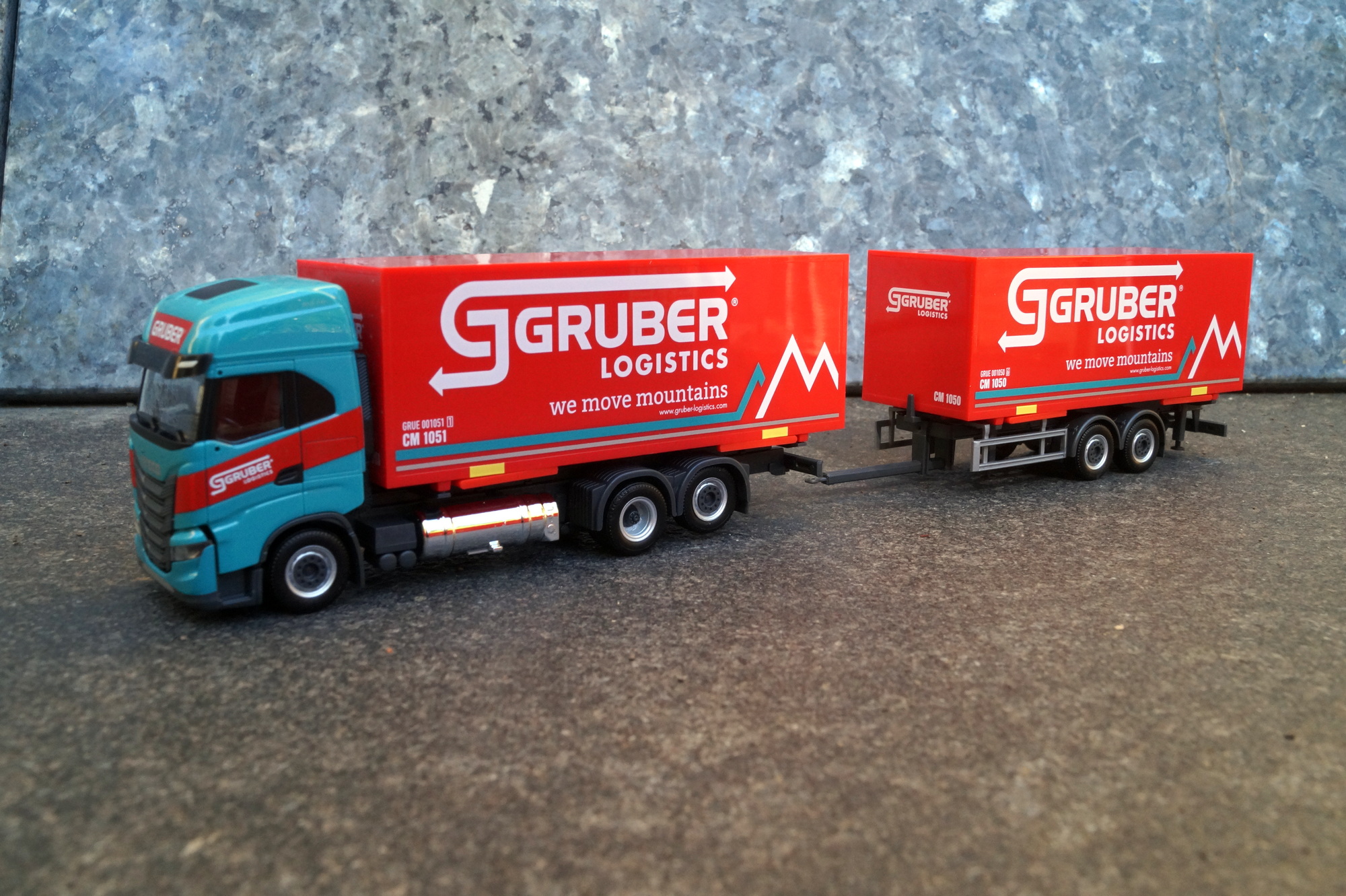 316675 - Herpa - Iveco S-Way Wechselkoffer-Hängerzug "Gruber Logistics