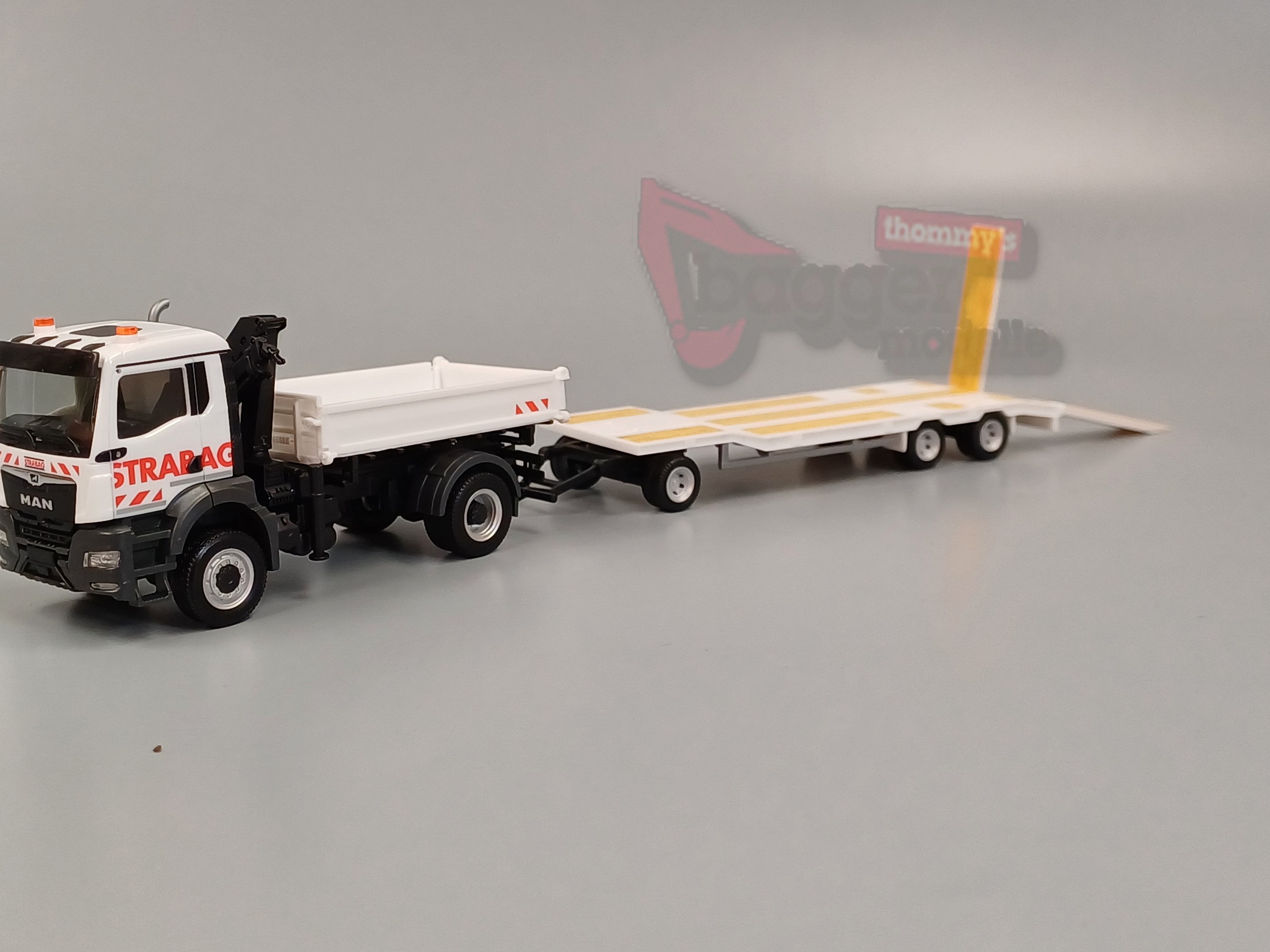 318730 - Herpa - MAN TGS NN Dreiseitenkipper mit Kran und TU3-Anhänger "Strabag"