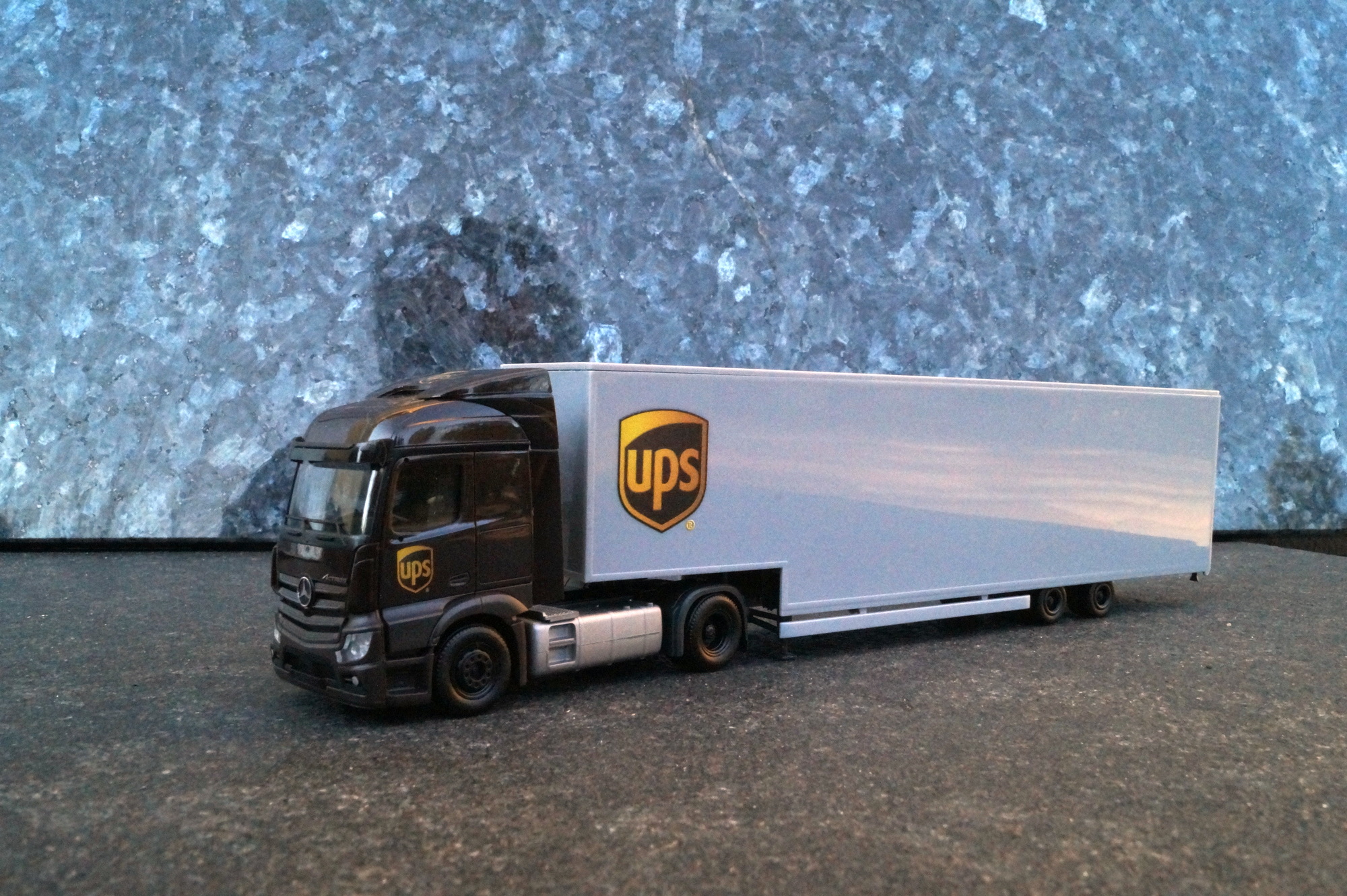 314244- Herpa - Mercedes-Benz Actros Streamspace 2.3 Jumbokoffer-Sattelzug „UPS“