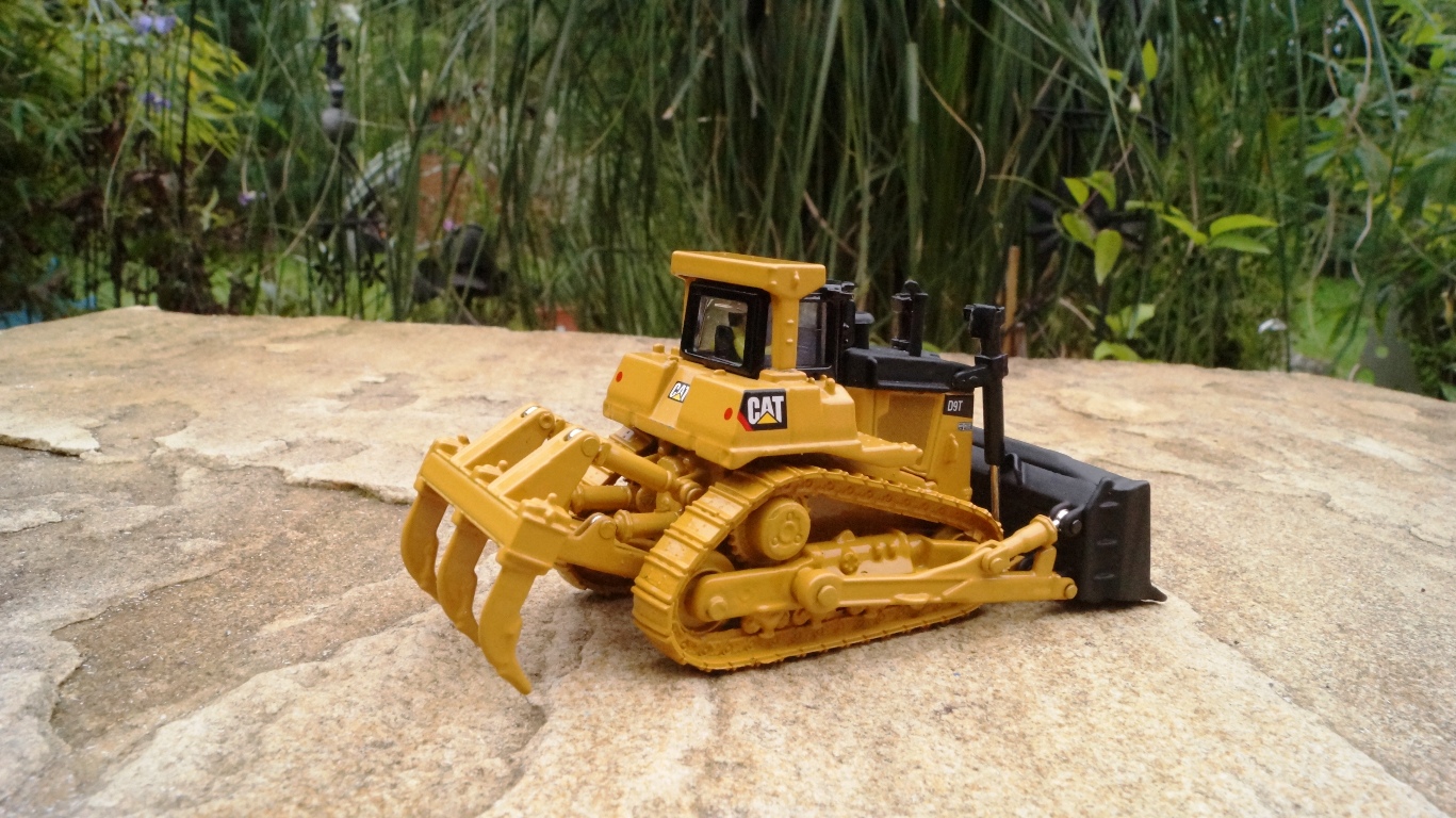 85209 - DCM -CAT D9T Raupe mit Aufreißer