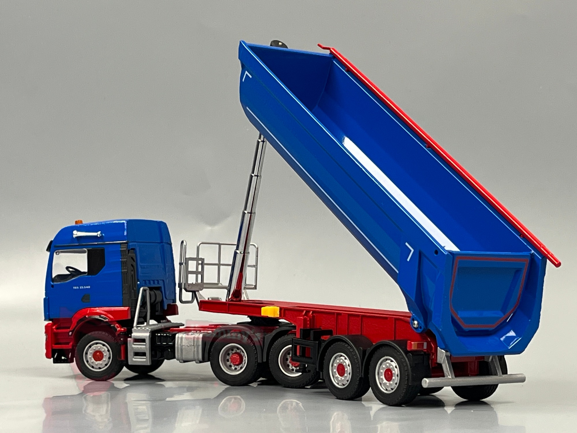 81265 - Conrad - MAN TGS TM 33.540 Schwarzmüller Kippsattelzug blau