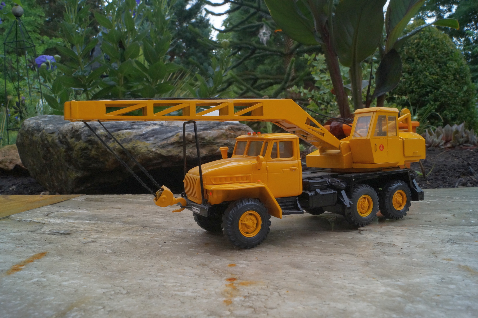 Russisches Fahrzeug  Hinterrat  rechts starr